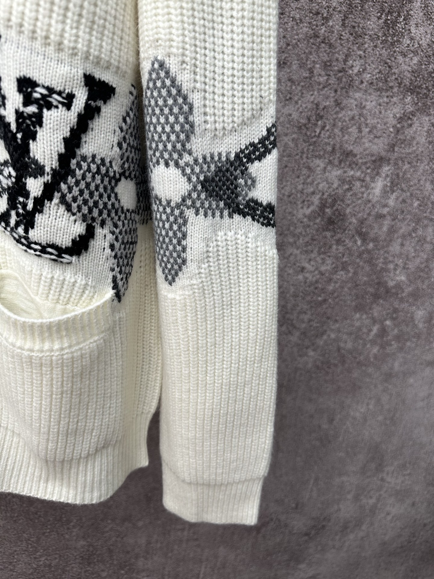 LV 一比一針織開襟毛衣 米白花卉紋理經典款｜歐美奢侈品精品推薦