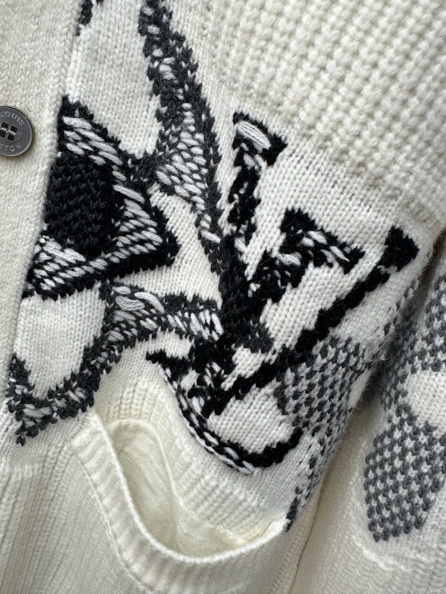 LV 一比一針織開襟毛衣 米白花卉紋理經典款｜歐美奢侈品精品推薦