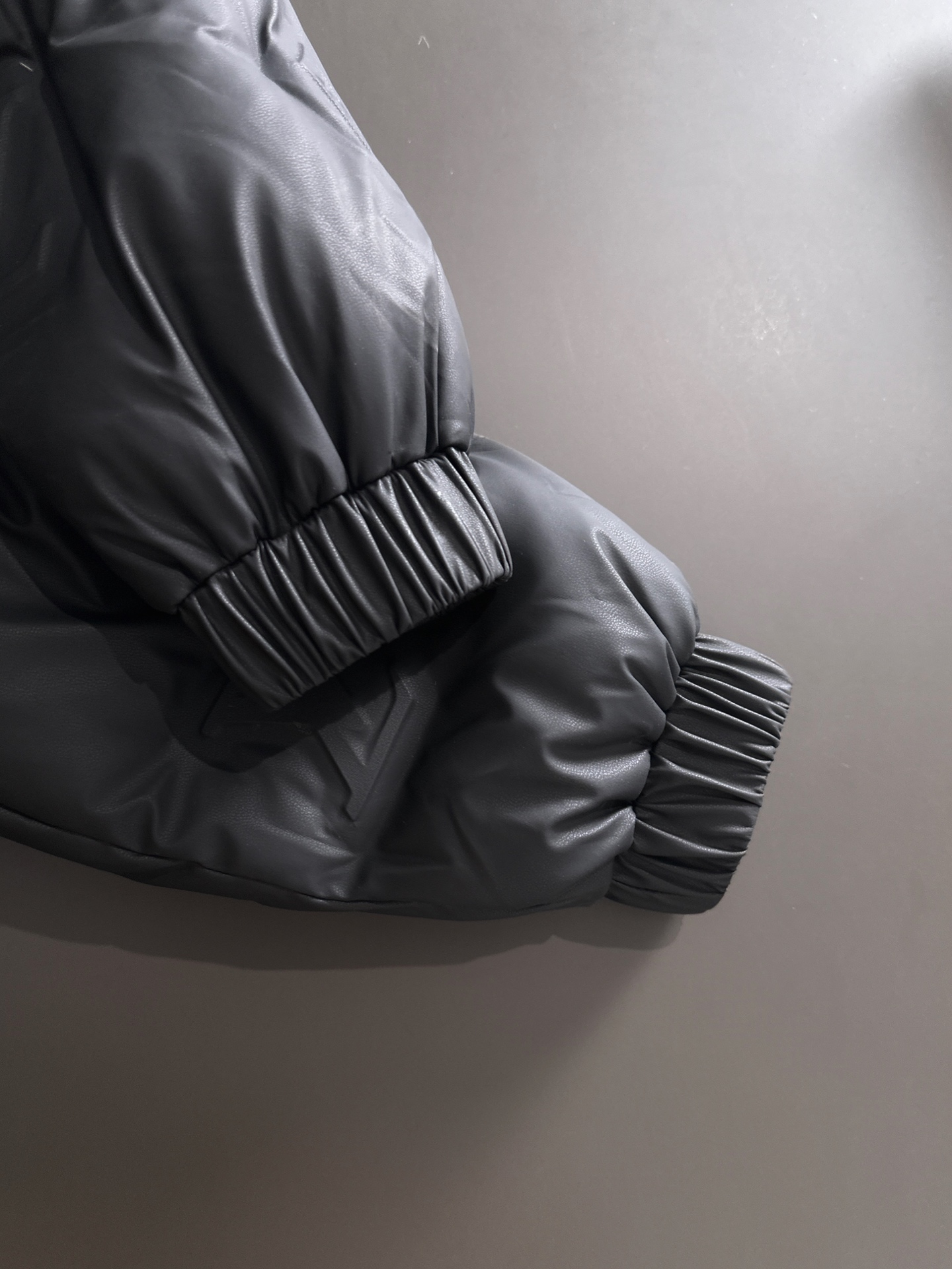 LV 原單黑色立體壓紋羽絨外套 冬季保暖時尚款|超A仿原單精品圖片 16 LV 原單黑色立體壓紋羽絨外套 冬季保暖時尚款|歐美奢侈品精品推薦