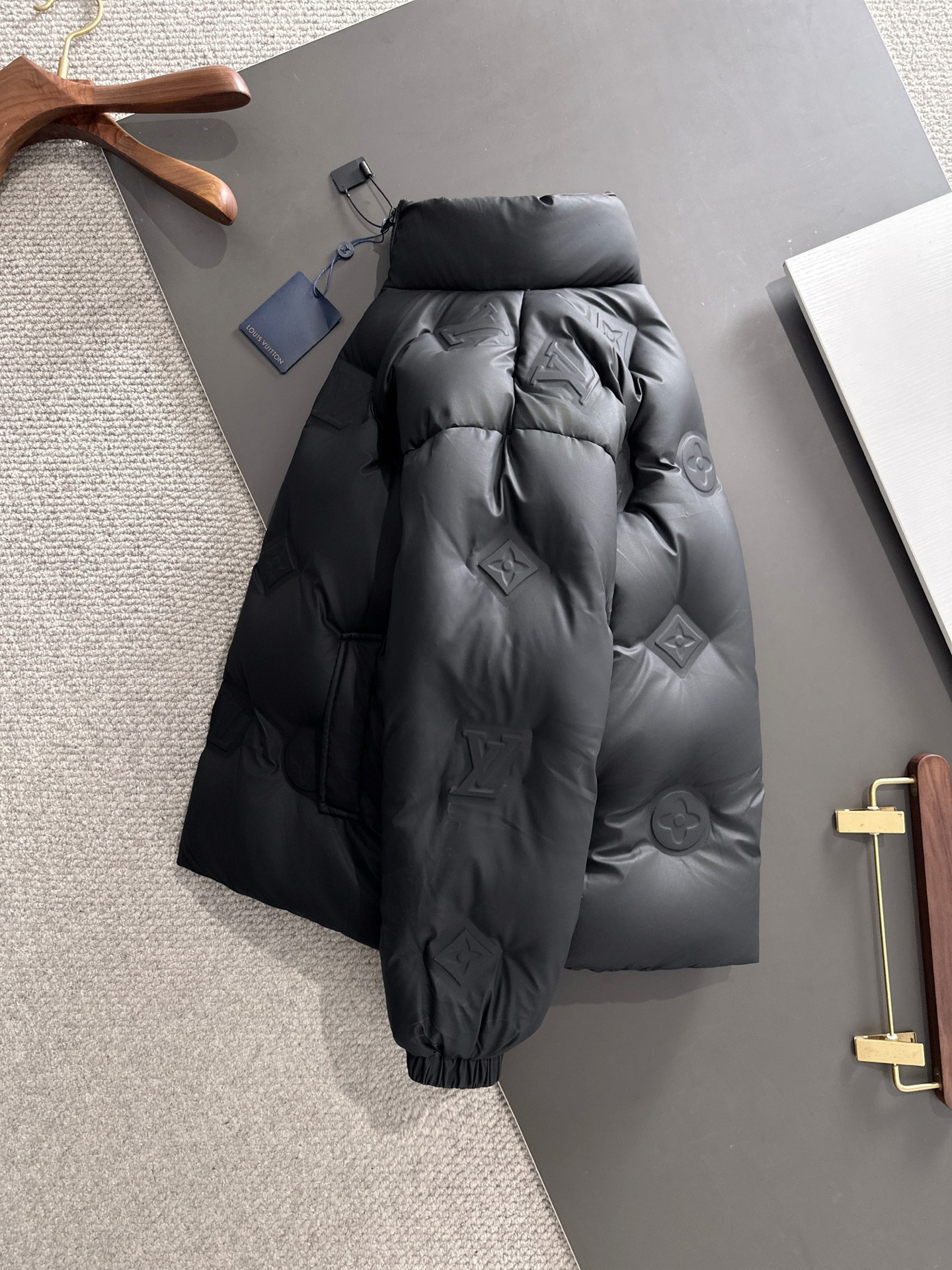 LV 原單黑色立體壓紋羽絨外套 冬季保暖時尚款｜歐美奢侈品精品推薦