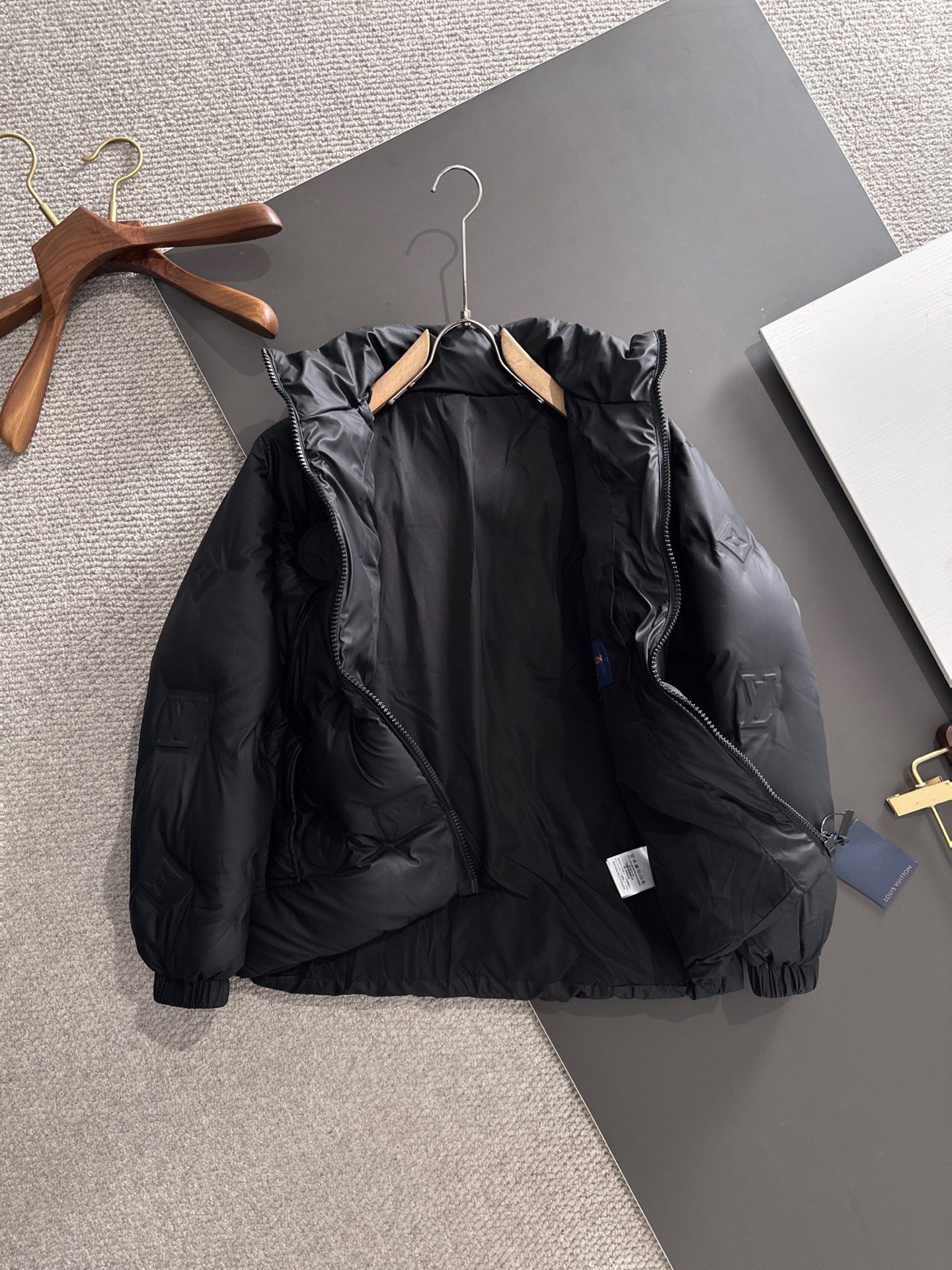 LV 原單黑色立體壓紋羽絨外套 冬季保暖時尚款｜歐美奢侈品精品推薦