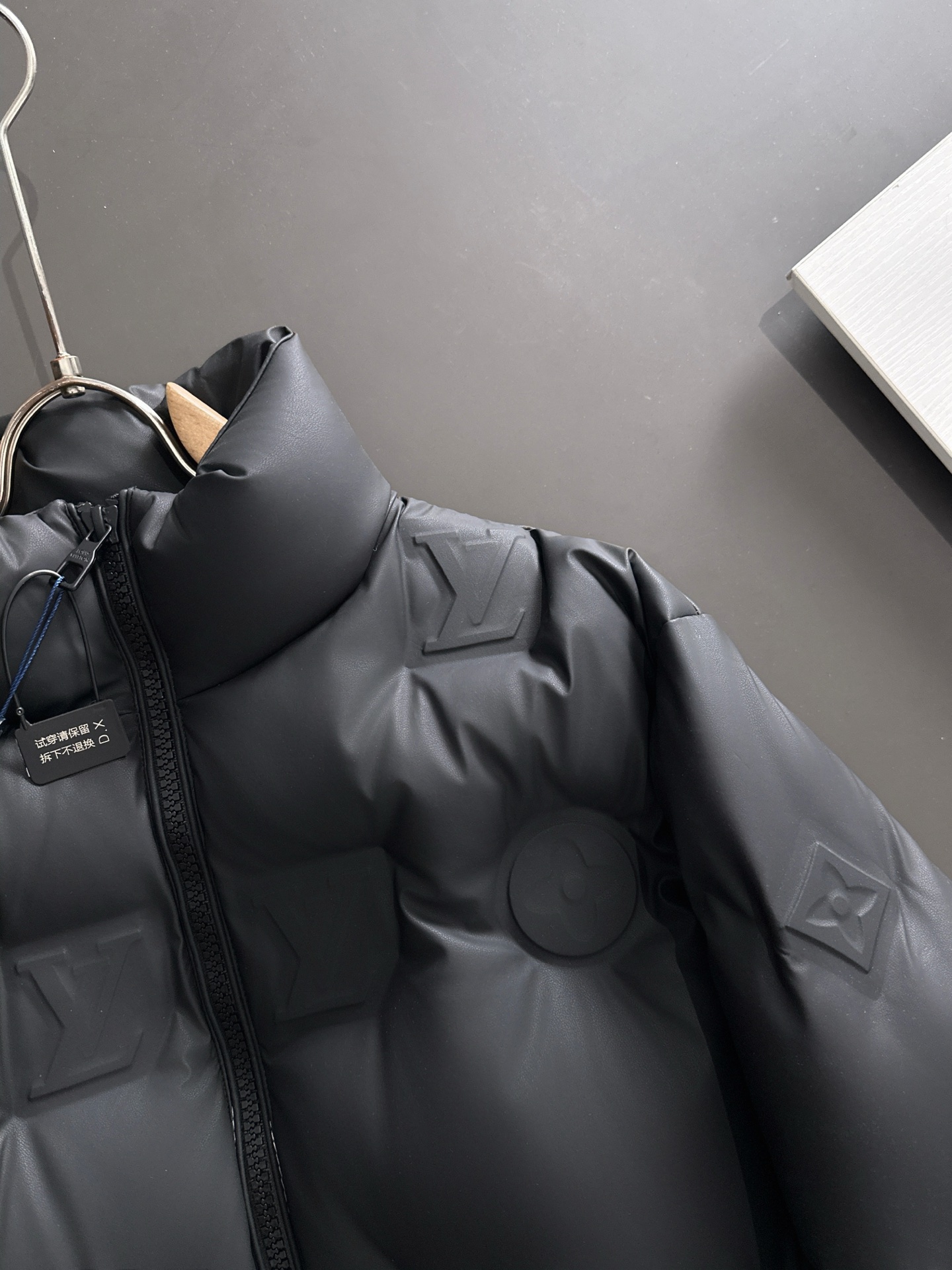 LV 原單黑色立體壓紋羽絨外套 冬季保暖時尚款｜歐美奢侈品精品推薦