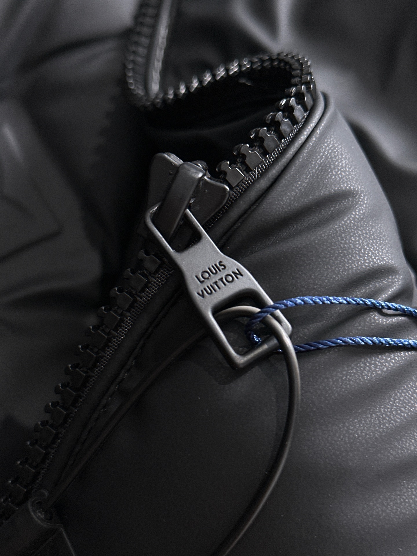 LV 原單黑色立體壓紋羽絨外套 冬季保暖時尚款｜歐美奢侈品精品推薦