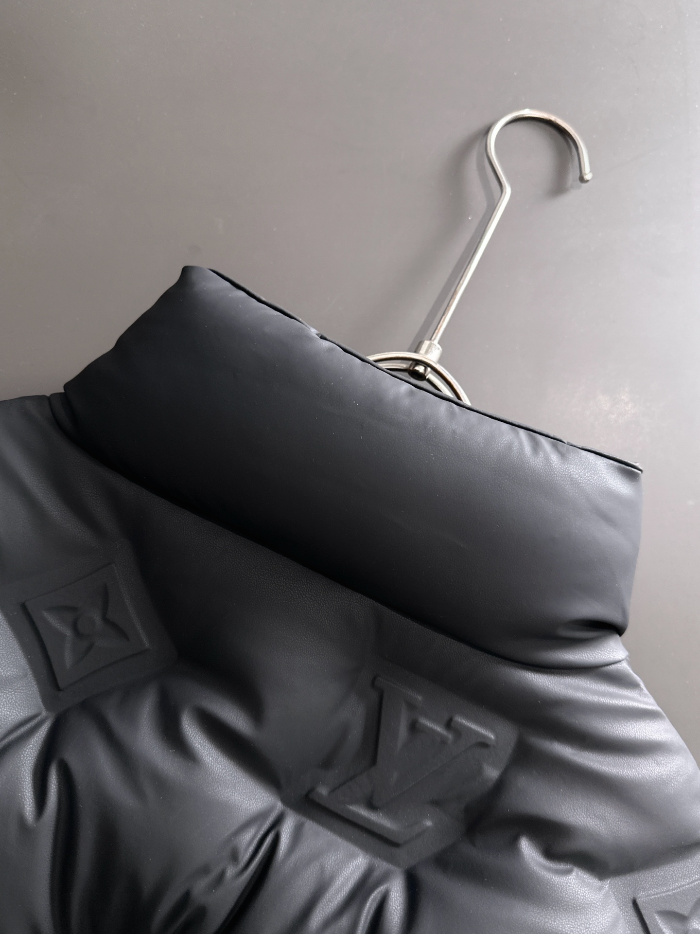 LV 原單黑色立體壓紋羽絨外套 冬季保暖時尚款｜歐美奢侈品精品推薦