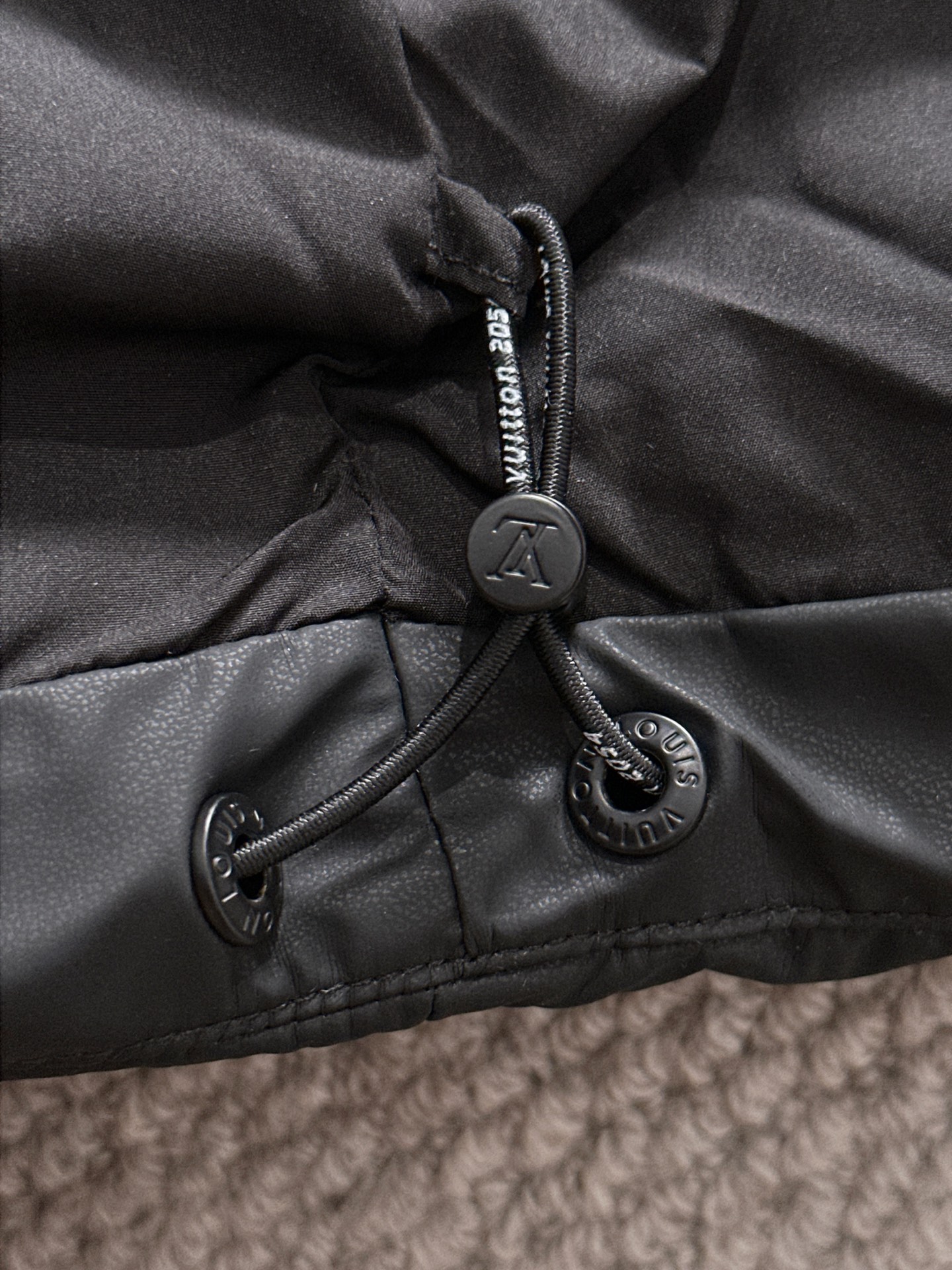 LV 原單黑色立體壓紋羽絨外套 冬季保暖時尚款｜歐美奢侈品精品推薦