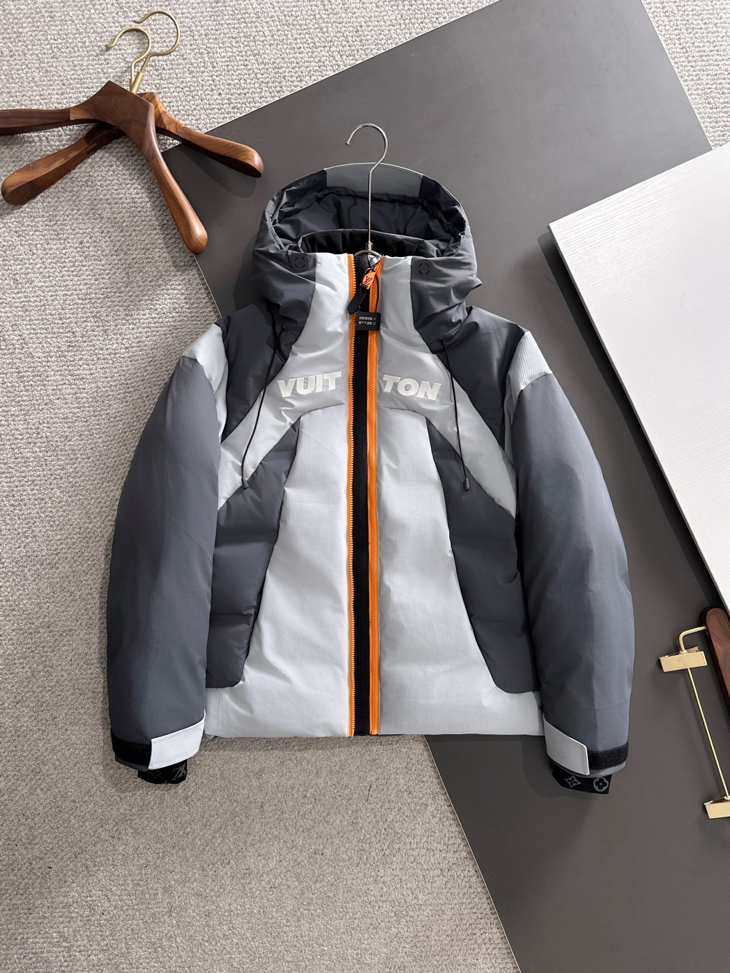 LV 一比一灰橘撞色羽絨外套 防風保暖冬季潮流款|超A仿原單精品圖片 2 LV 一比一灰橘撞色羽絨外套 防風保暖冬季潮流款|歐美奢侈品精品推薦
