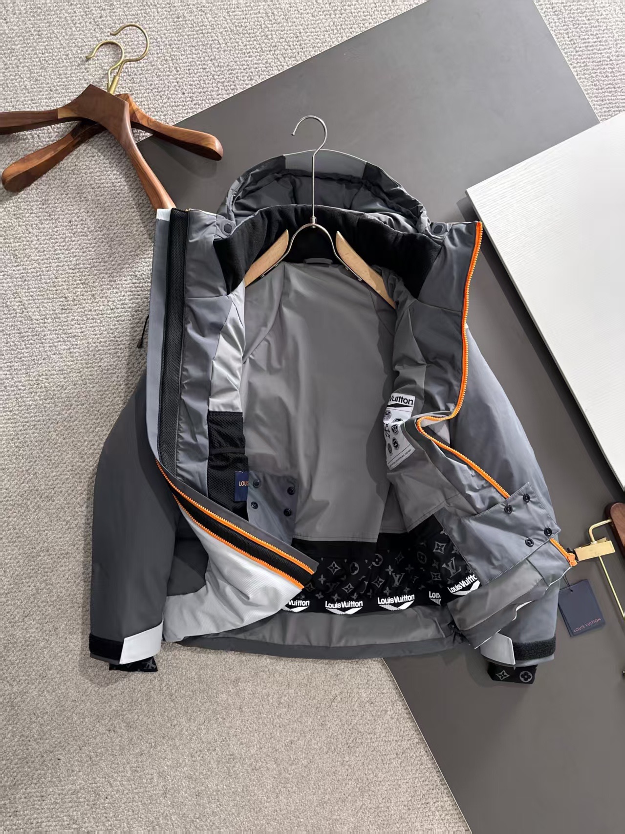 LV 一比一灰橘撞色羽絨外套 防風保暖冬季潮流款|超A仿原單精品圖片 14 LV 一比一灰橘撞色羽絨外套 防風保暖冬季潮流款|歐美奢侈品精品推薦