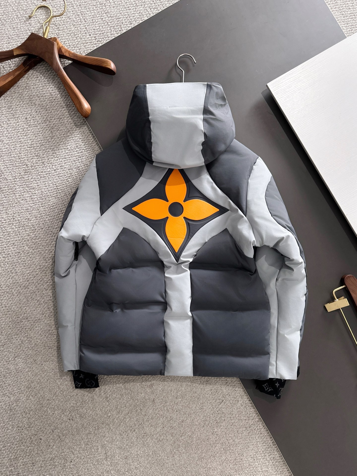 LV 一比一灰橘撞色羽絨外套 防風保暖冬季潮流款｜歐美奢侈品精品推薦