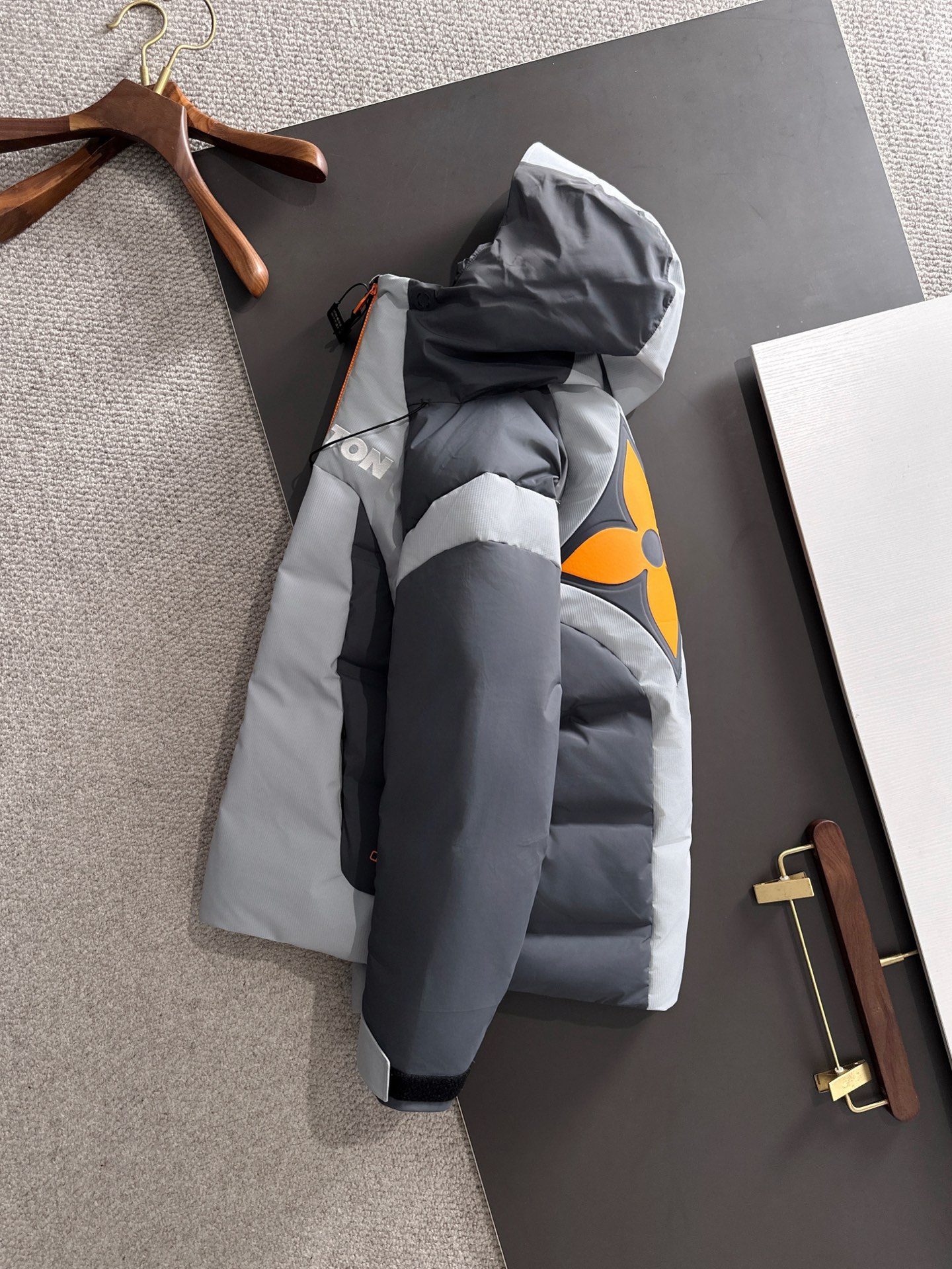 LV 一比一灰橘撞色羽絨外套 防風保暖冬季潮流款｜歐美奢侈品精品推薦