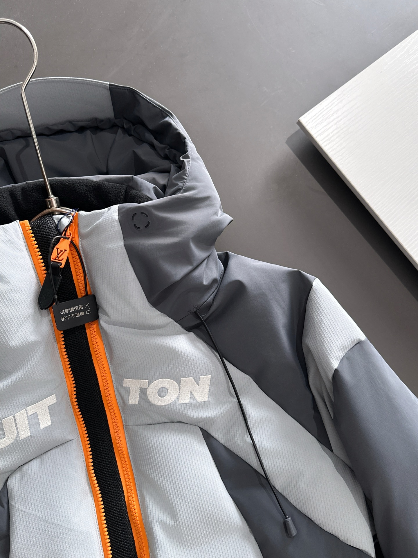 LV 一比一灰橘撞色羽絨外套 防風保暖冬季潮流款｜歐美奢侈品精品推薦