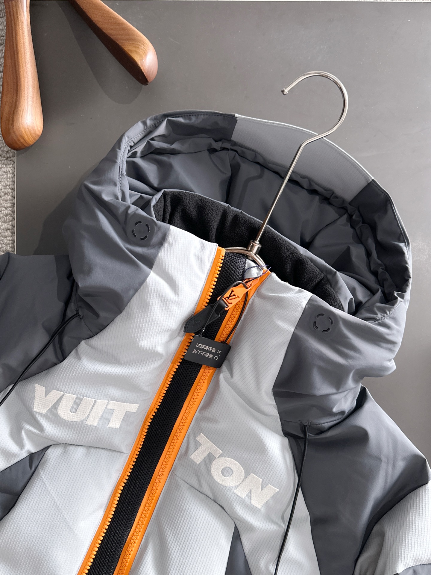 LV 一比一灰橘撞色羽絨外套 防風保暖冬季潮流款｜歐美奢侈品精品推薦