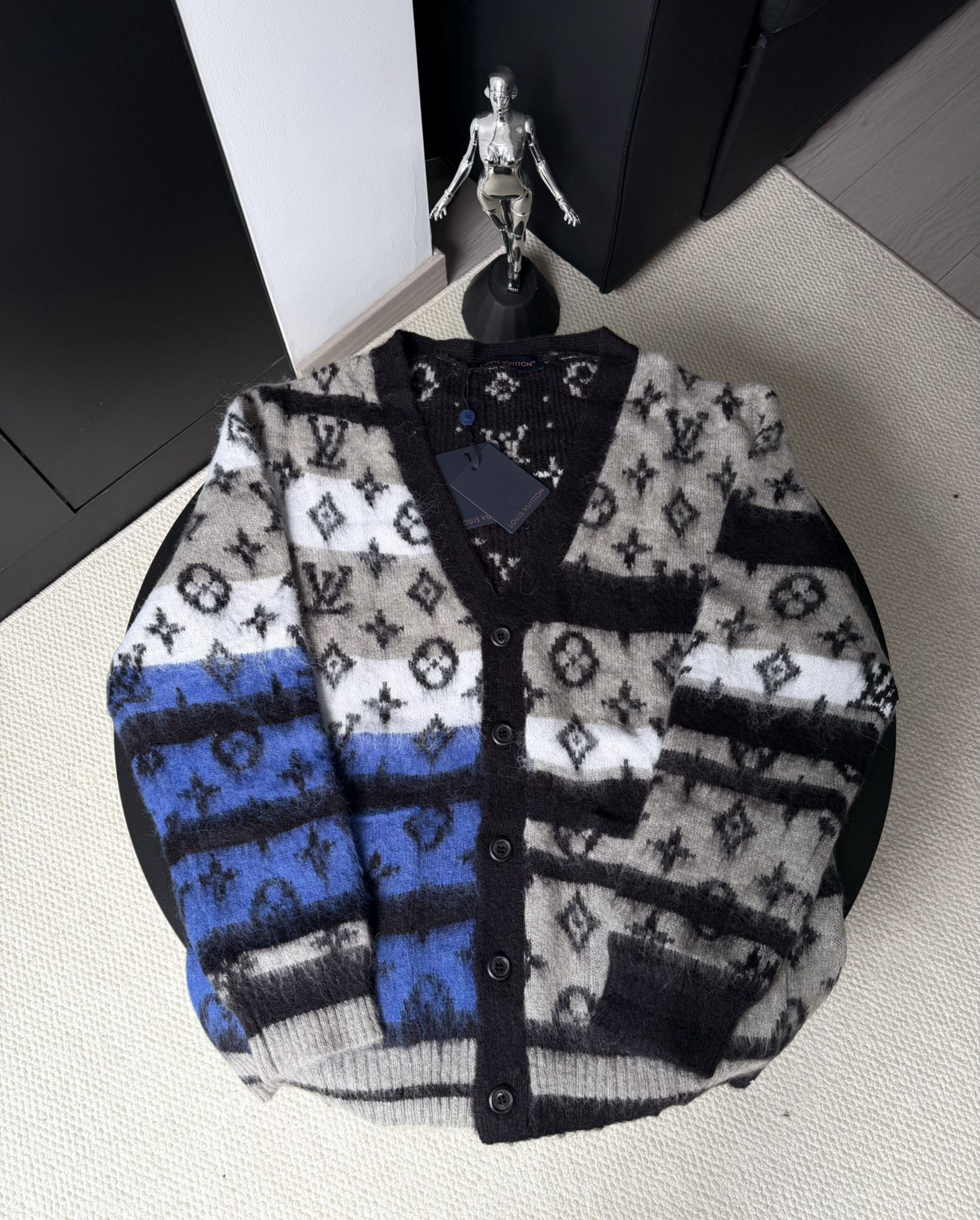 LV 高仿漸層毛呢針織開襟外套 經典Monogram設計|超A仿原單精品圖片 2 LV 高仿漸層毛呢針織開襟外套 經典Monogram設計|歐美奢侈品精品推薦