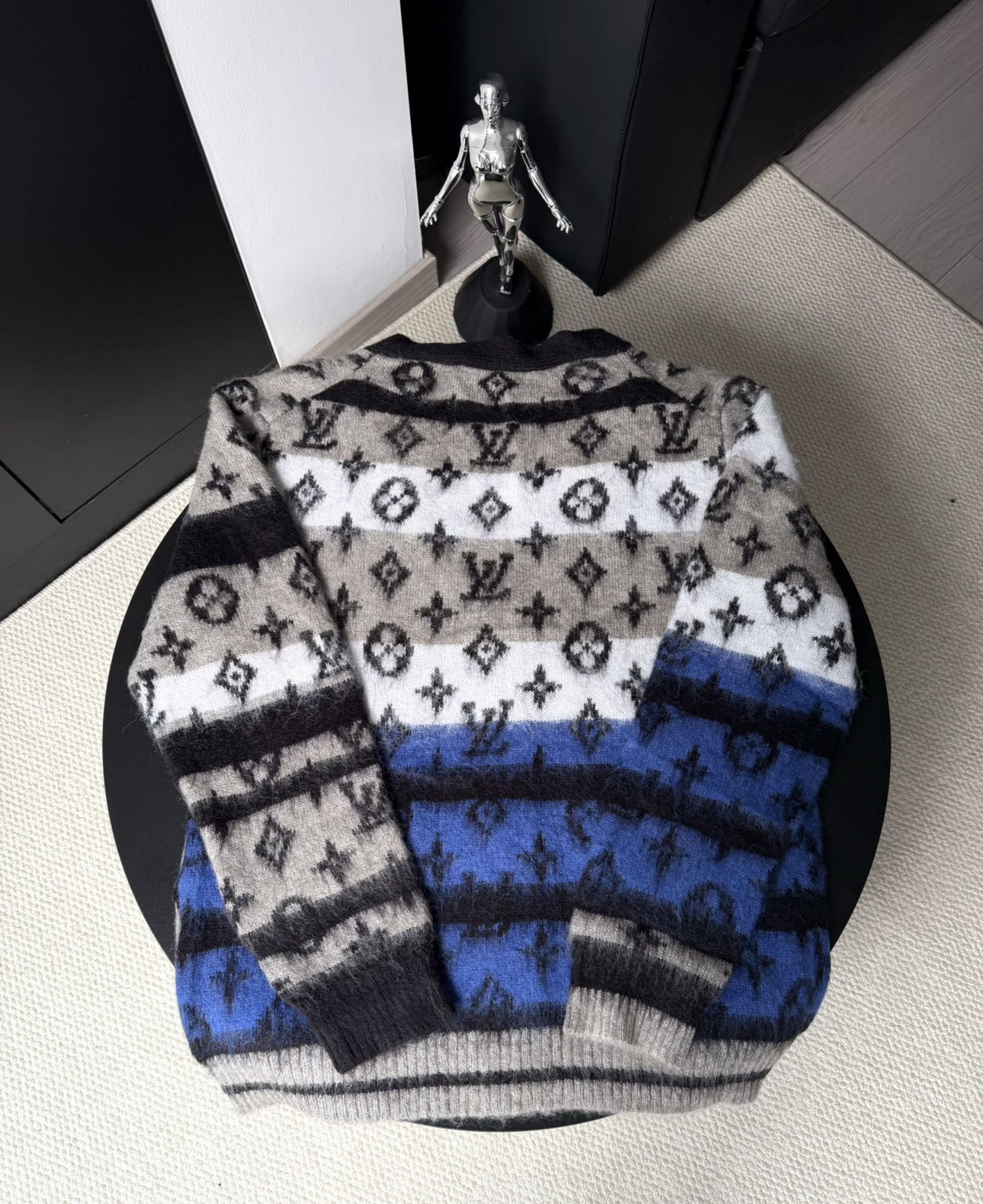 LV 高仿漸層毛呢針織開襟外套 經典Monogram設計|超A仿原單精品圖片 14 LV 高仿漸層毛呢針織開襟外套 經典Monogram設計|歐美奢侈品精品推薦