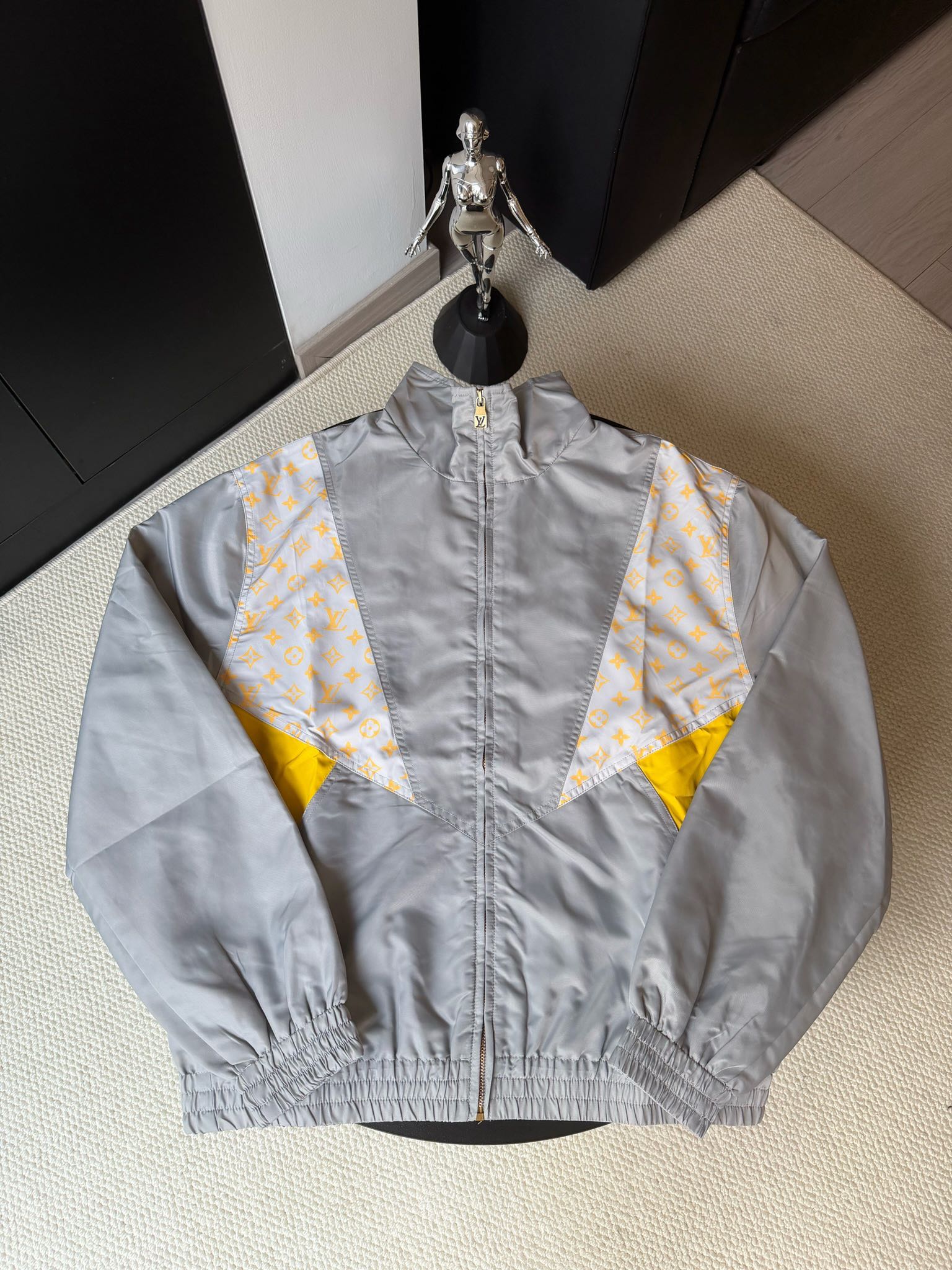 LV 高仿灰黃撞色風衣外套 秋季輕盈防風設計