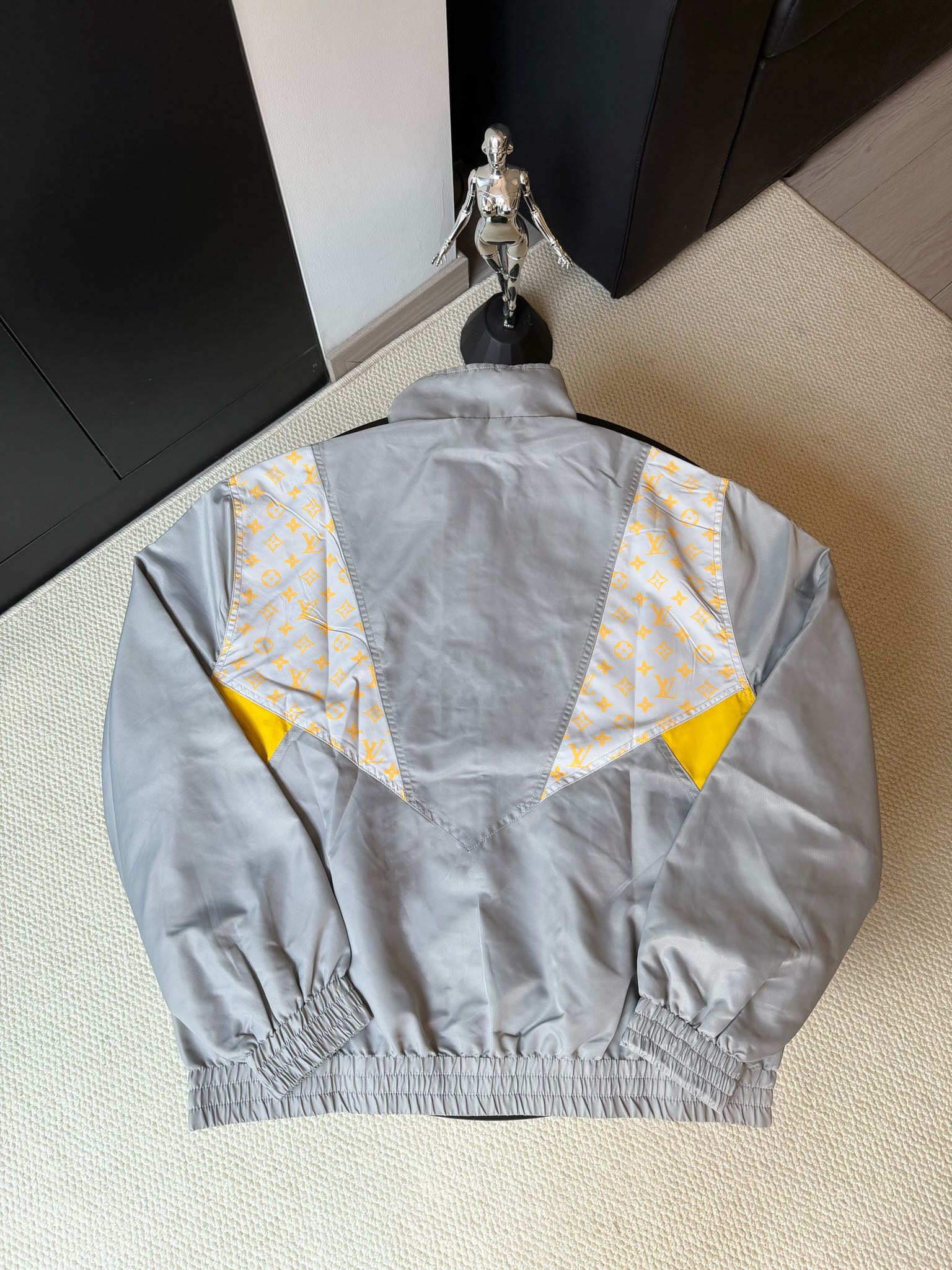 LV 高仿灰黃撞色風衣外套 秋季輕盈防風設計| 13 LV 高仿灰黃撞色風衣外套 秋季輕盈防風設計