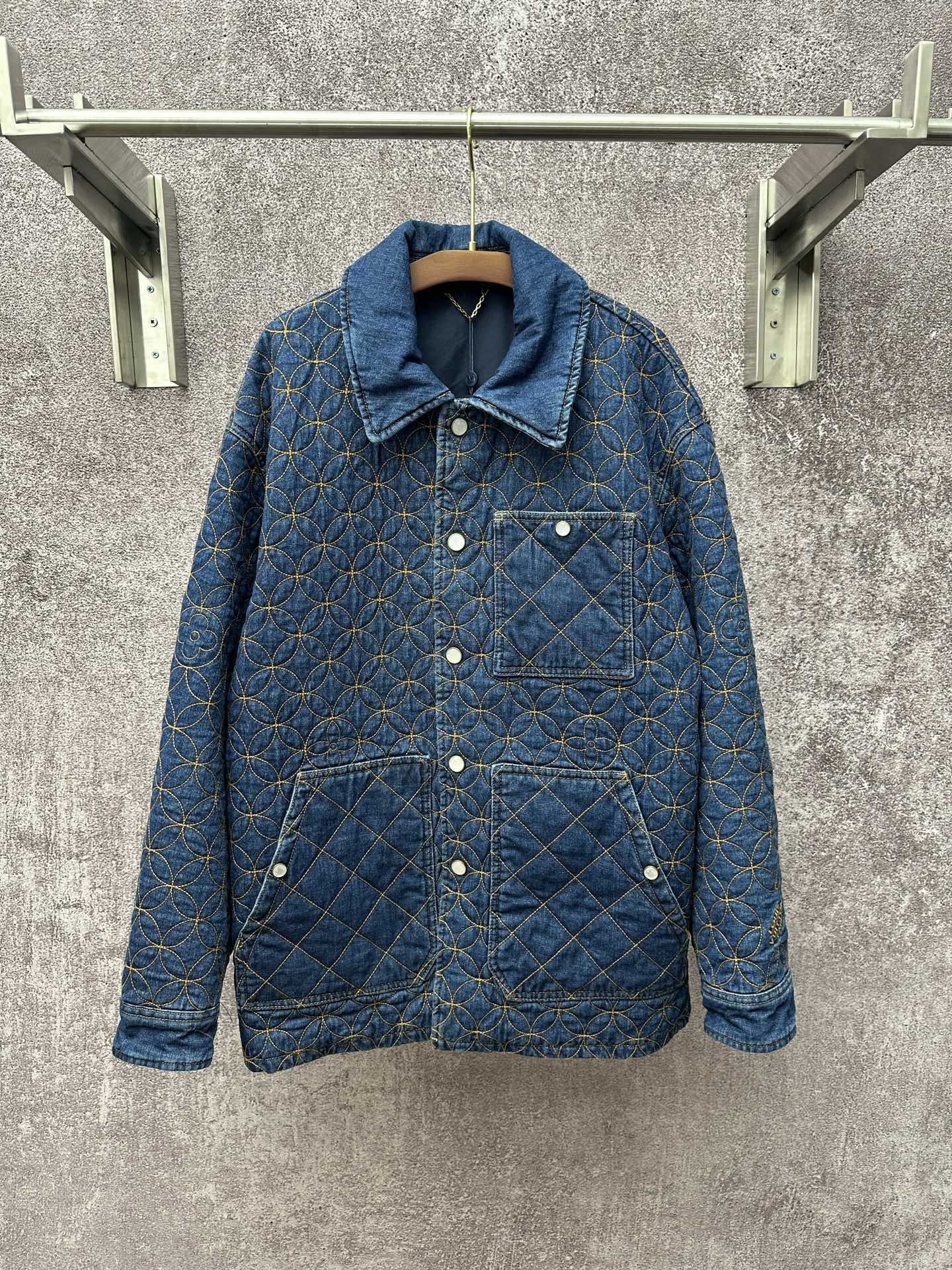 LV 高仿丹寧絎縫外套 幾何壓紋秋冬牛仔外套