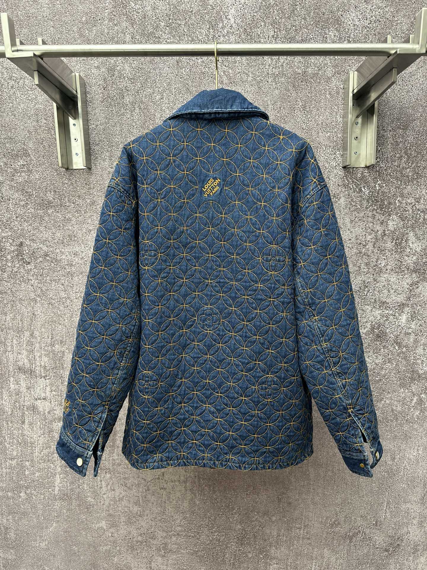 LV 高仿丹寧絎縫外套 幾何壓紋秋冬牛仔外套｜歐美奢侈品精品推薦