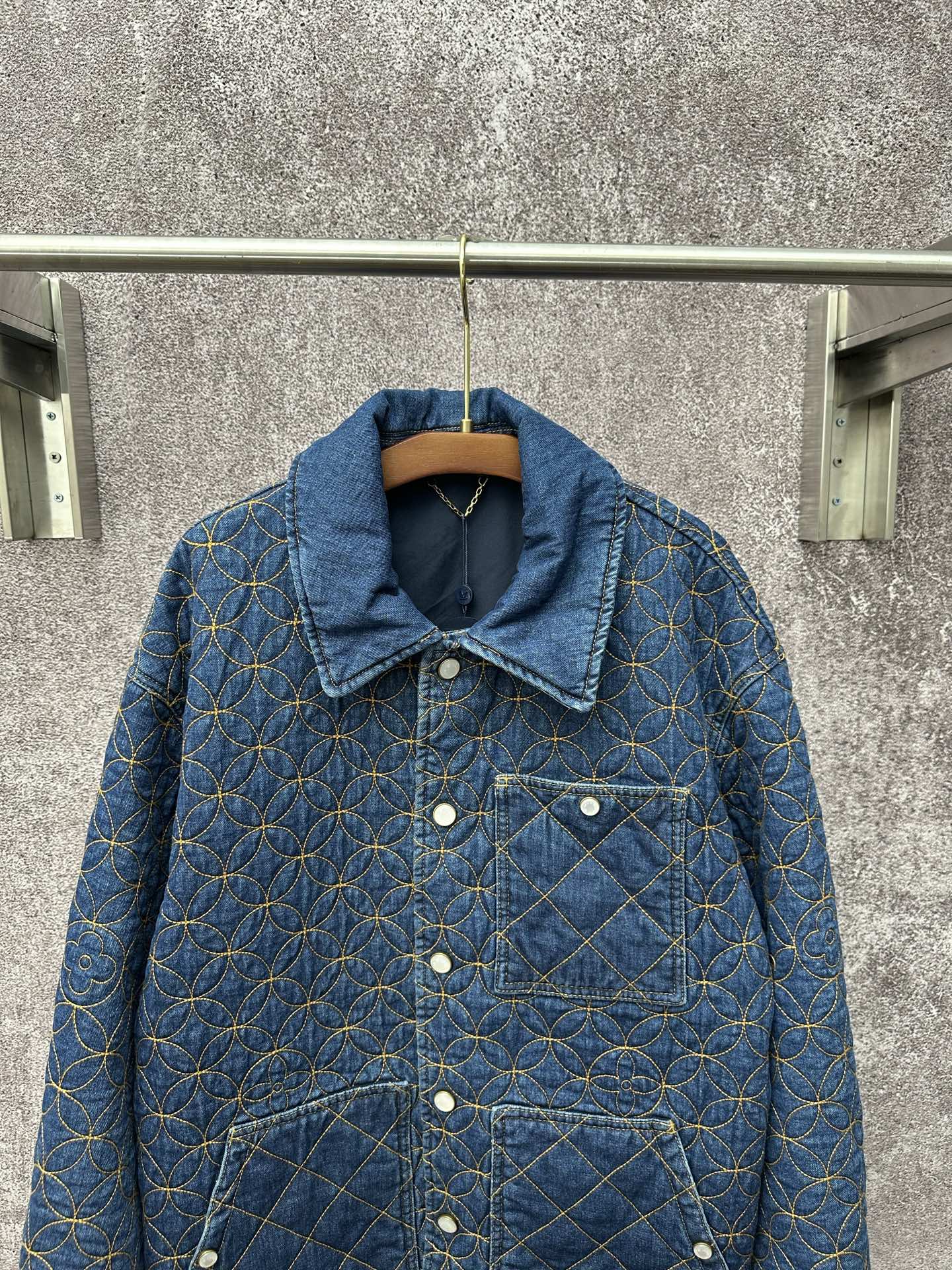 LV 高仿丹寧絎縫外套 幾何壓紋秋冬牛仔外套｜歐美奢侈品精品推薦