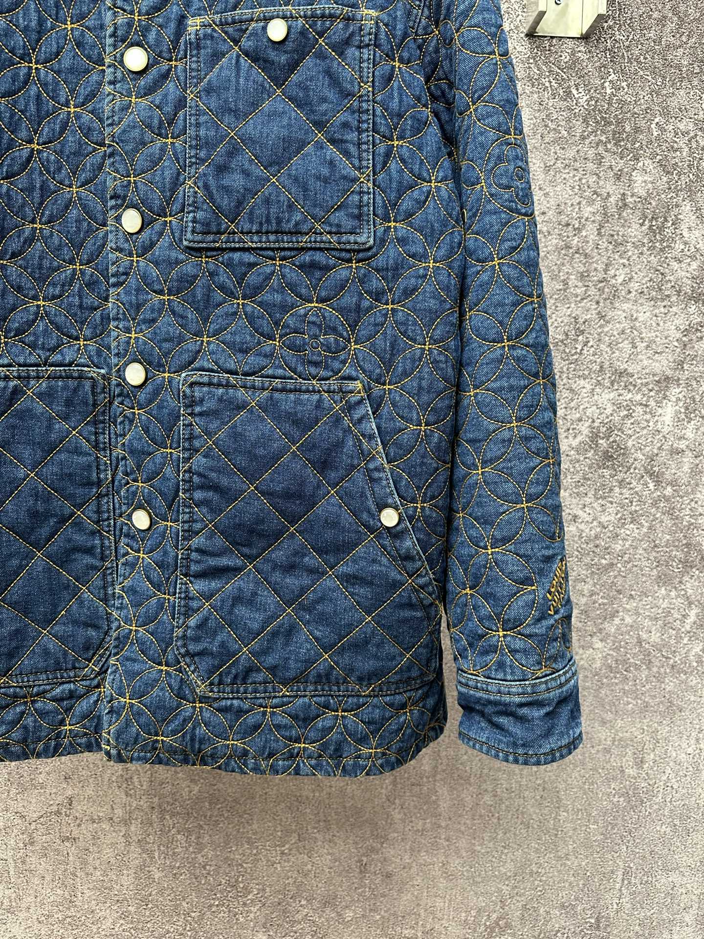 LV 高仿丹寧絎縫外套 幾何壓紋秋冬牛仔外套｜歐美奢侈品精品推薦