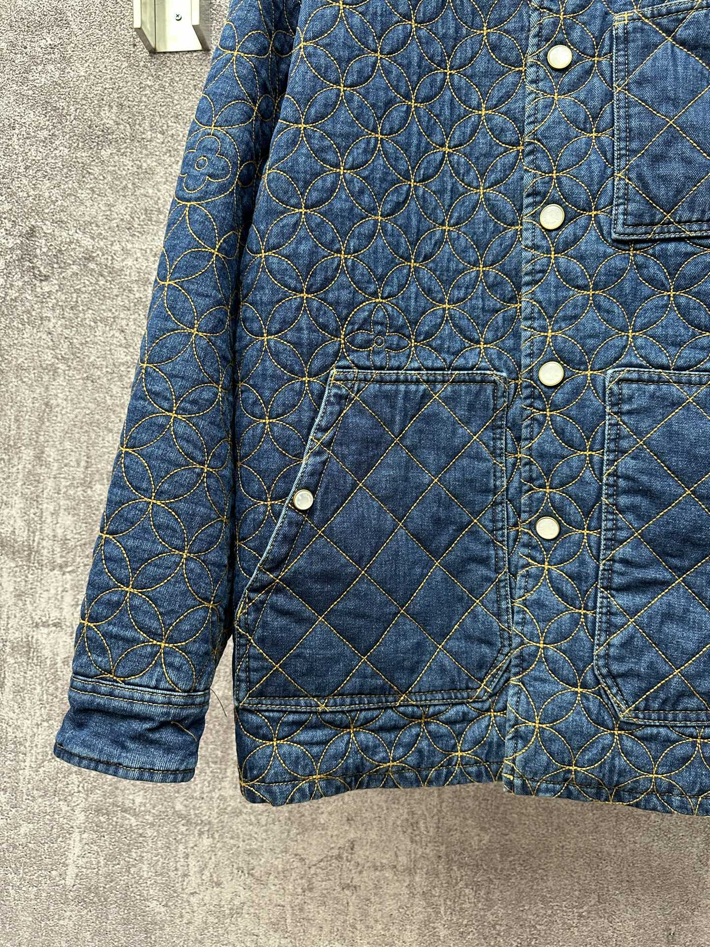 LV 高仿丹寧絎縫外套 幾何壓紋秋冬牛仔外套｜歐美奢侈品精品推薦