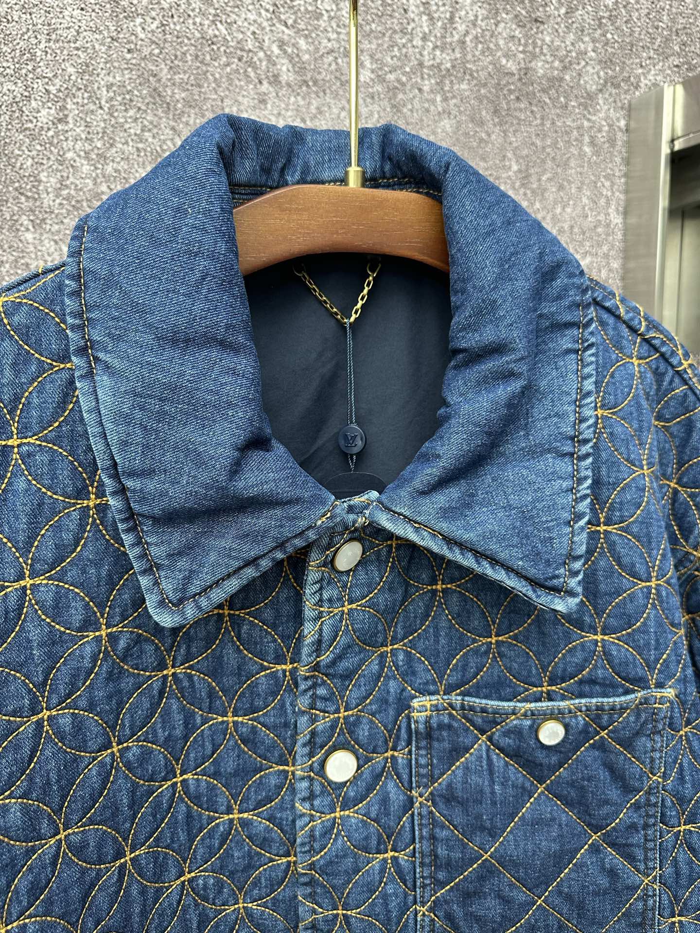 LV 高仿丹寧絎縫外套 幾何壓紋秋冬牛仔外套｜歐美奢侈品精品推薦