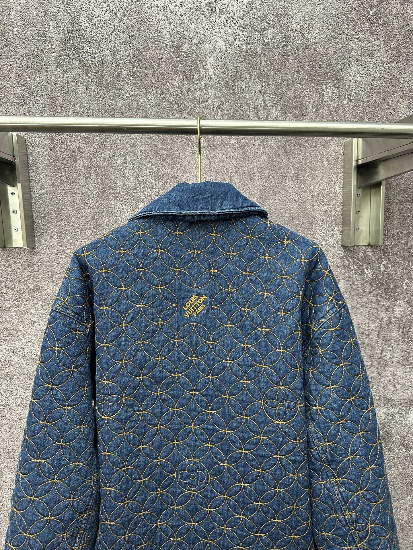 LV 高仿丹寧絎縫外套 幾何壓紋秋冬牛仔外套｜歐美奢侈品精品推薦