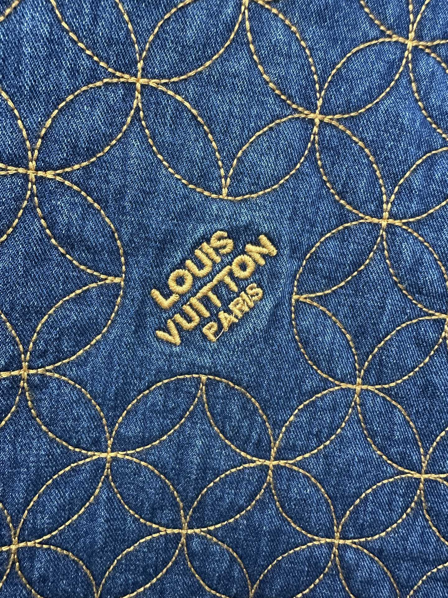 LV 高仿丹寧絎縫外套 幾何壓紋秋冬牛仔外套｜歐美奢侈品精品推薦