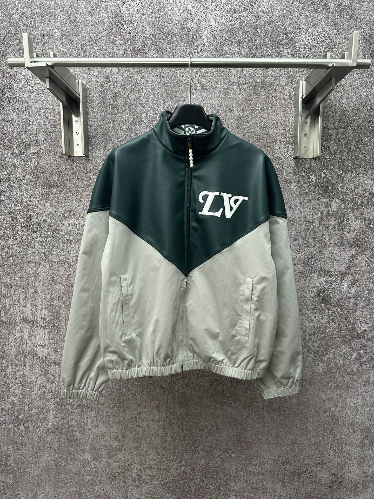 LV 高仿拼色運動外套 經典LV標誌立領設計