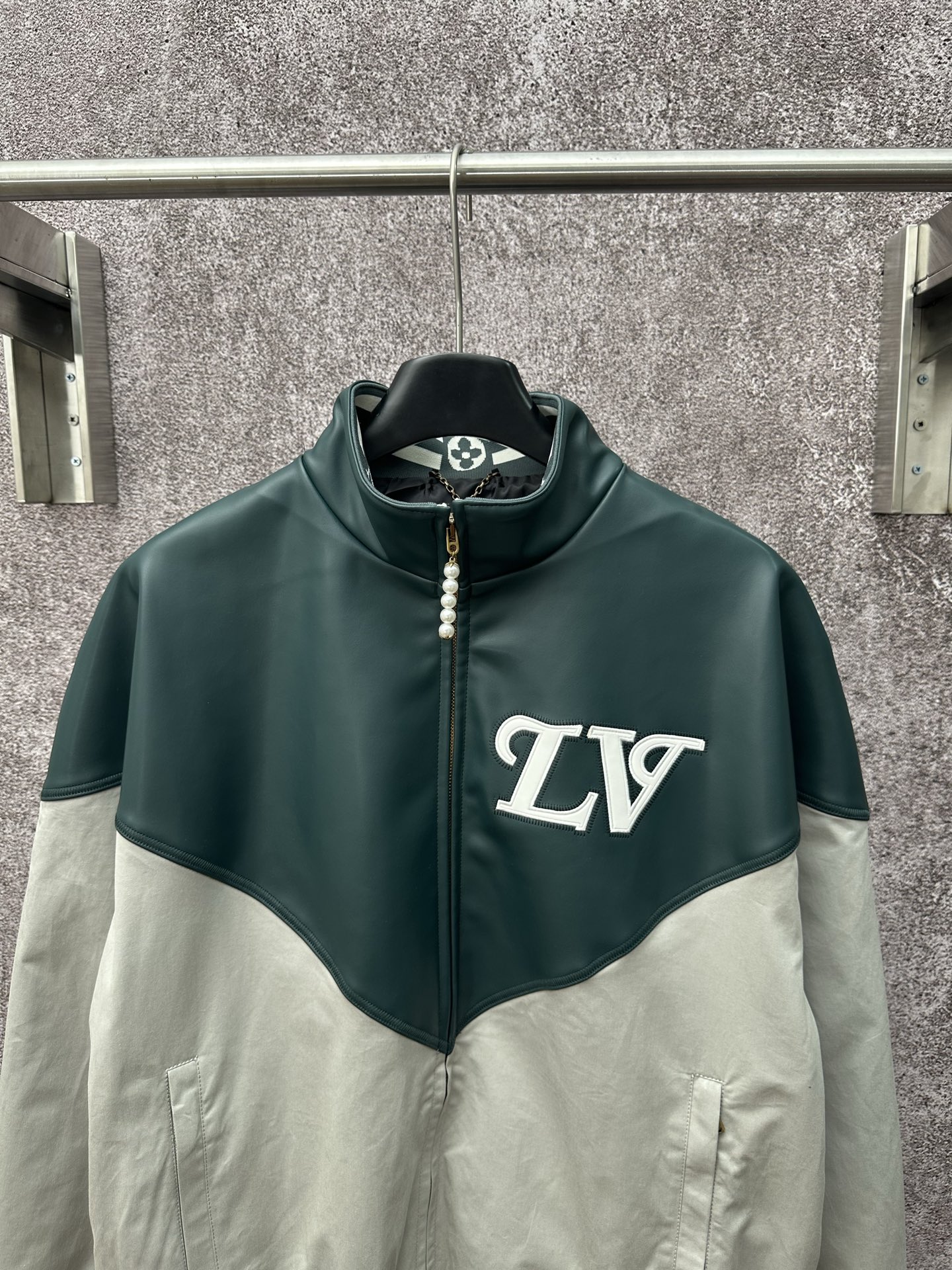 LV 高仿拼色運動外套 經典LV標誌立領設計｜歐美奢侈品精品推薦