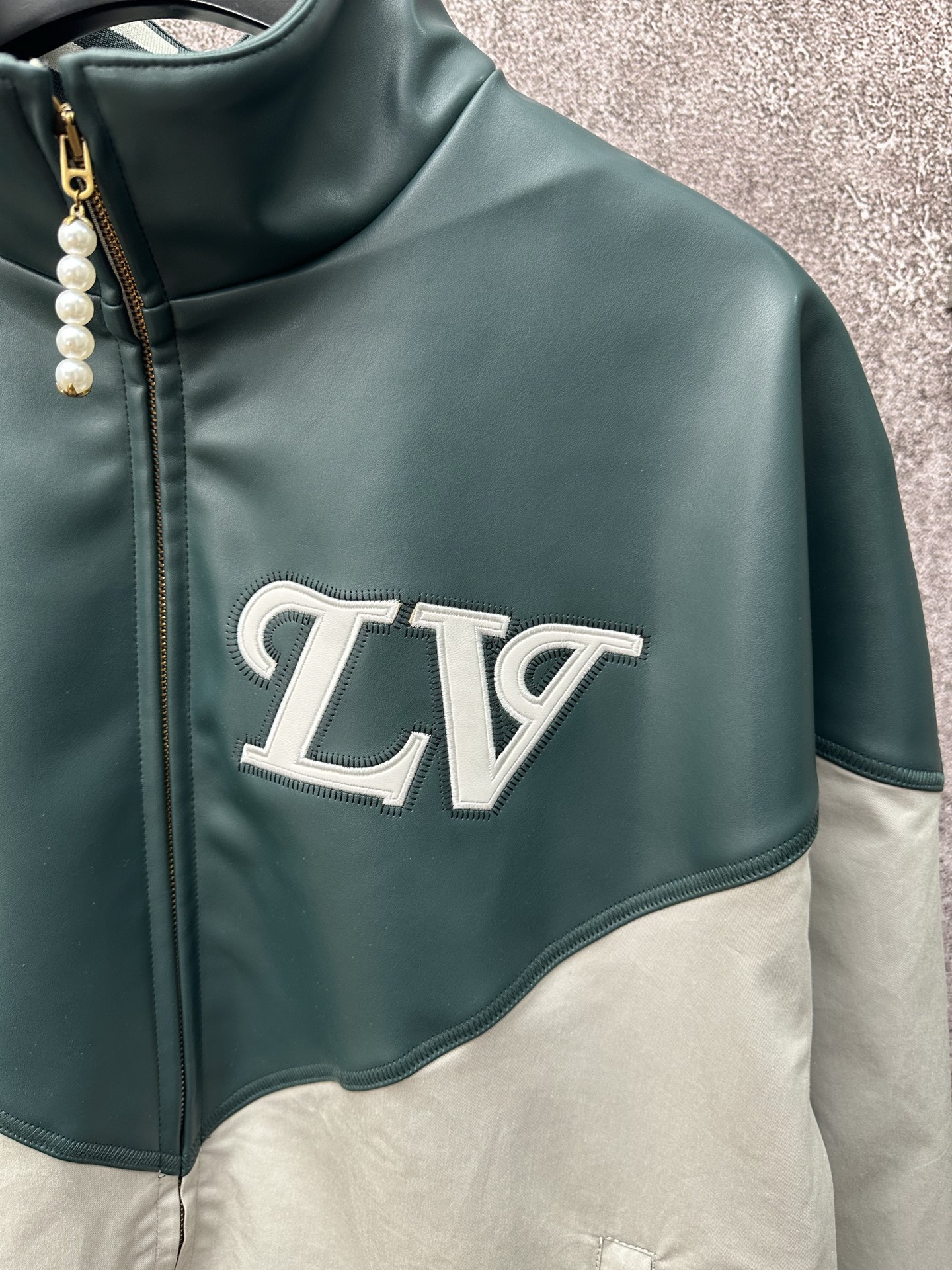 LV 高仿拼色運動外套 經典LV標誌立領設計｜歐美奢侈品精品推薦