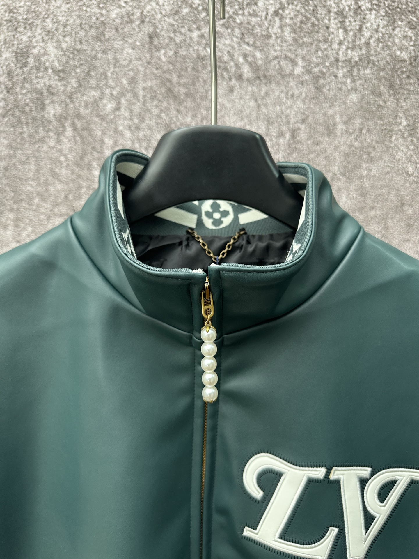 LV 高仿拼色運動外套 經典LV標誌立領設計｜歐美奢侈品精品推薦