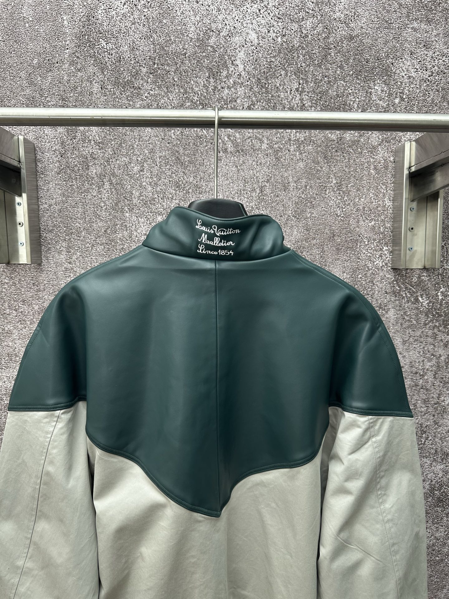 LV 高仿拼色運動外套 經典LV標誌立領設計｜歐美奢侈品精品推薦