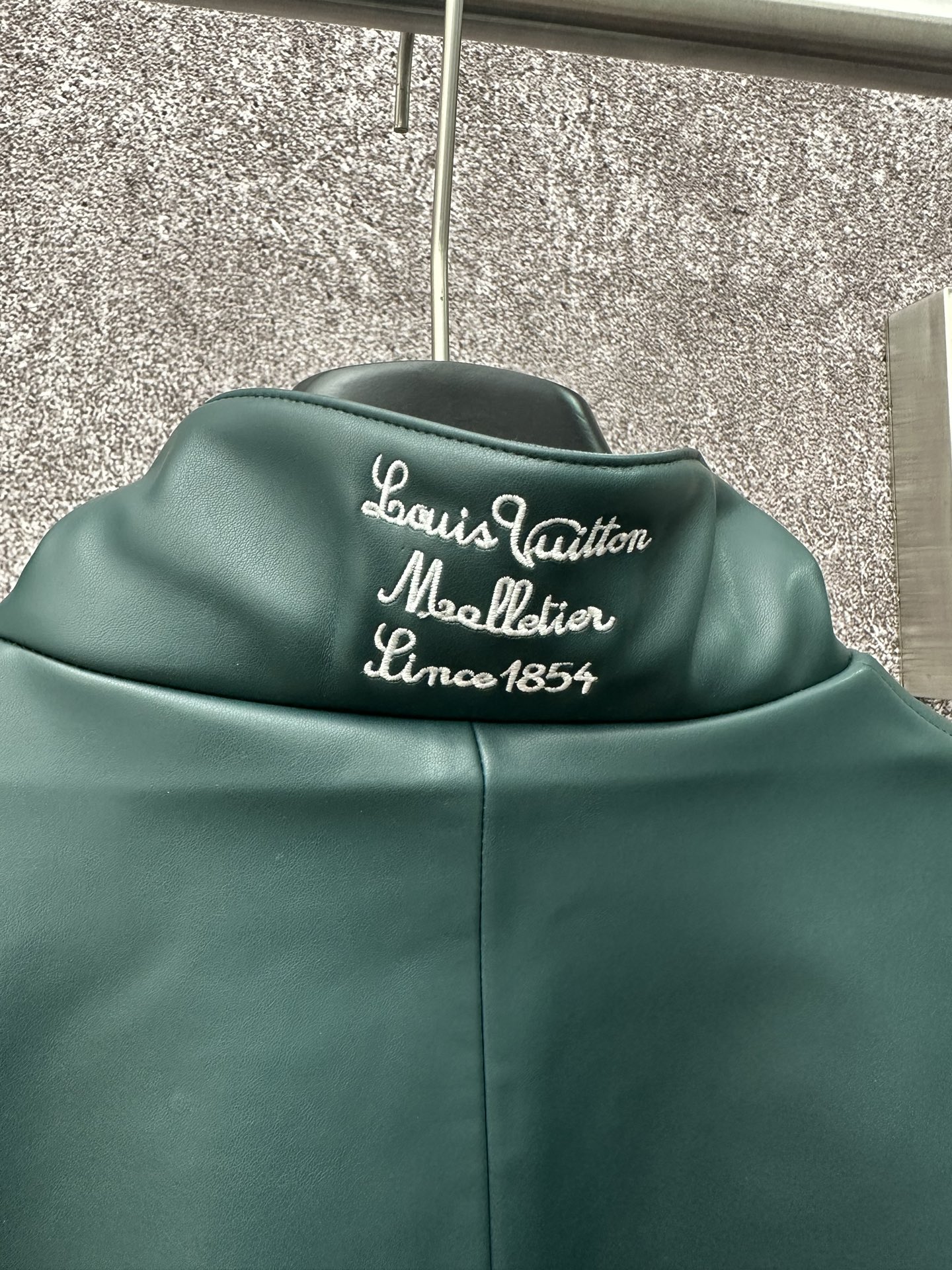 LV 高仿拼色運動外套 經典LV標誌立領設計｜歐美奢侈品精品推薦