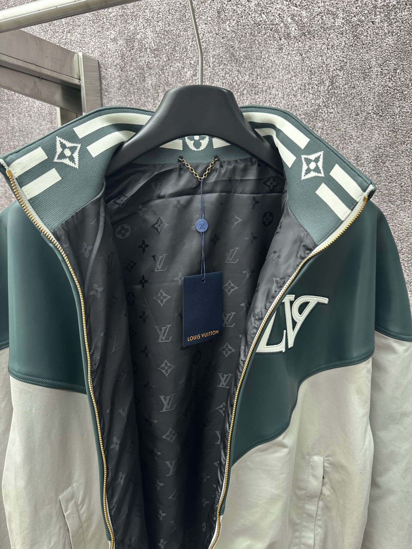 LV 高仿拼色運動外套 經典LV標誌立領設計｜歐美奢侈品精品推薦