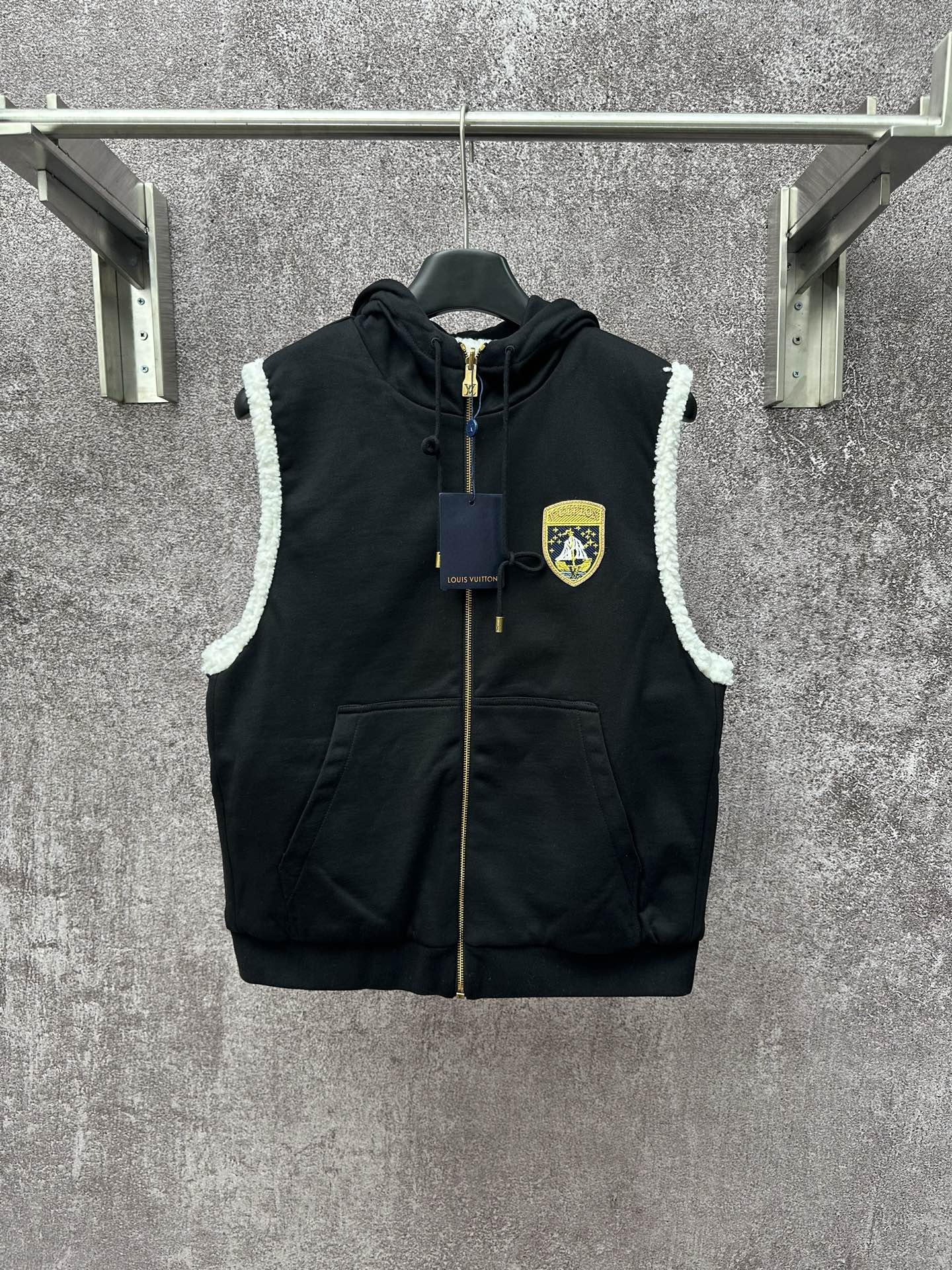 LV 高仿連帽羊羔絨拼接背心外套 經典徽章設計