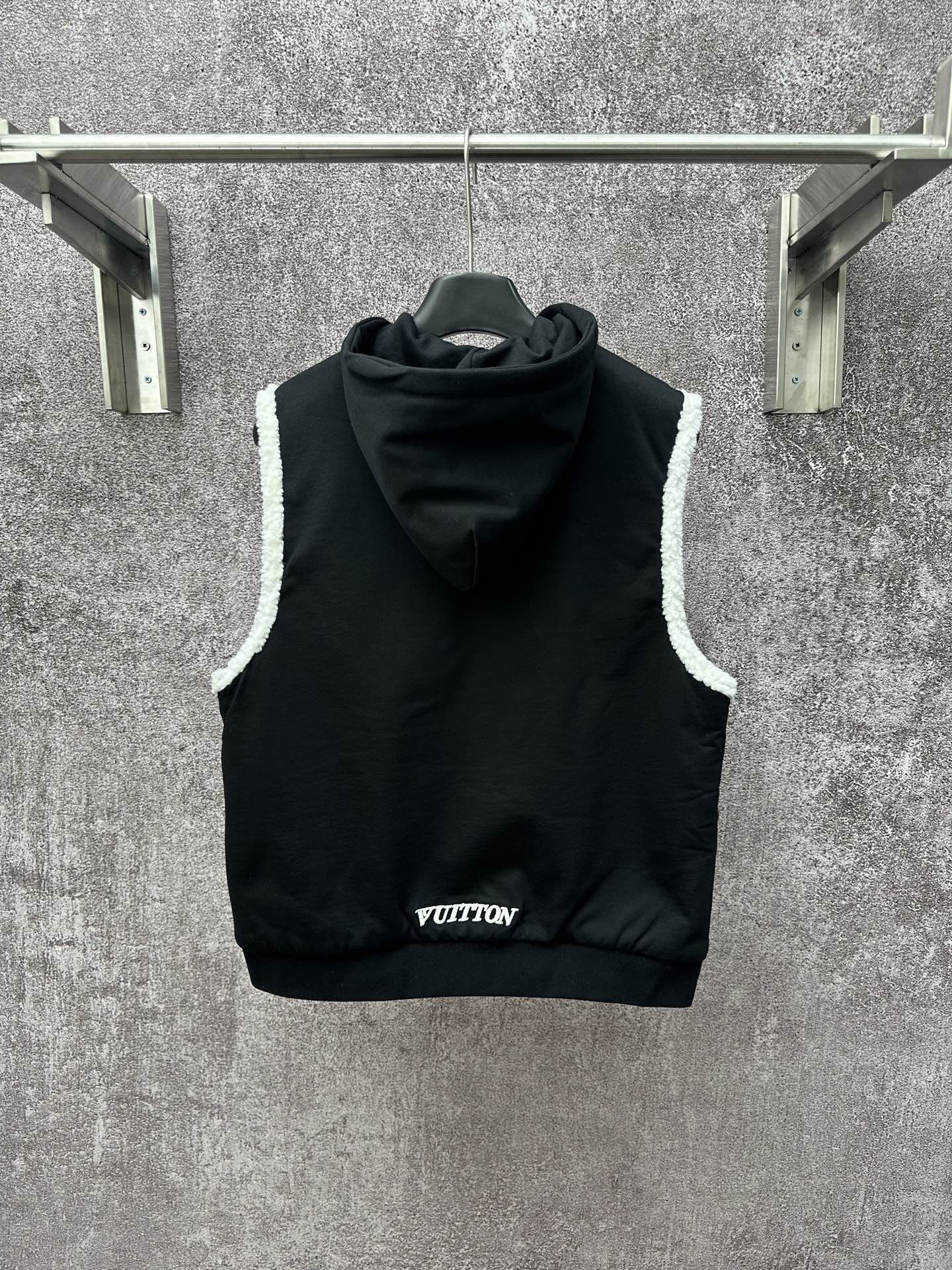 LV 高仿連帽羊羔絨拼接背心外套 經典徽章設計｜歐美奢侈品精品推薦