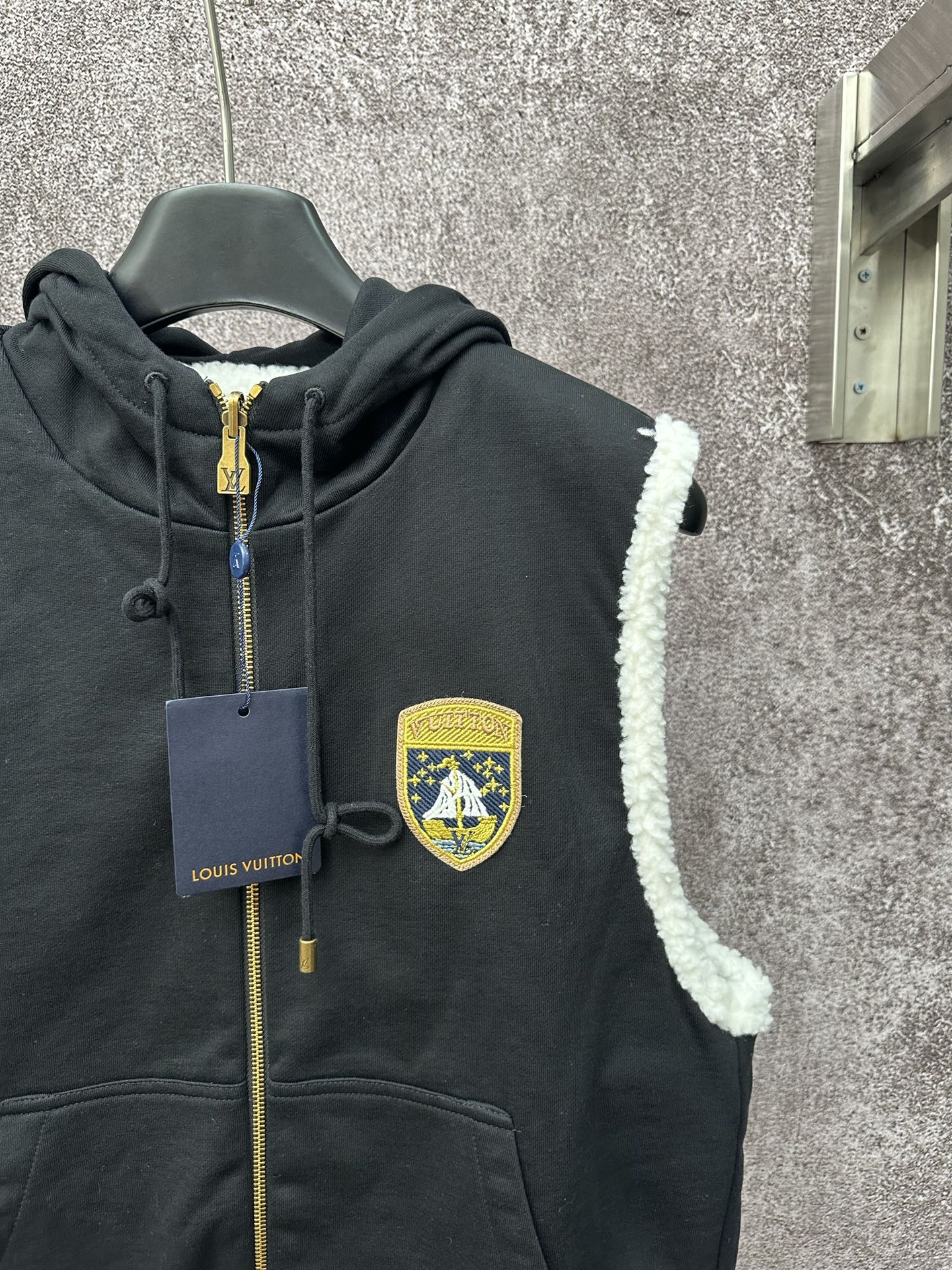LV 高仿連帽羊羔絨拼接背心外套 經典徽章設計｜歐美奢侈品精品推薦