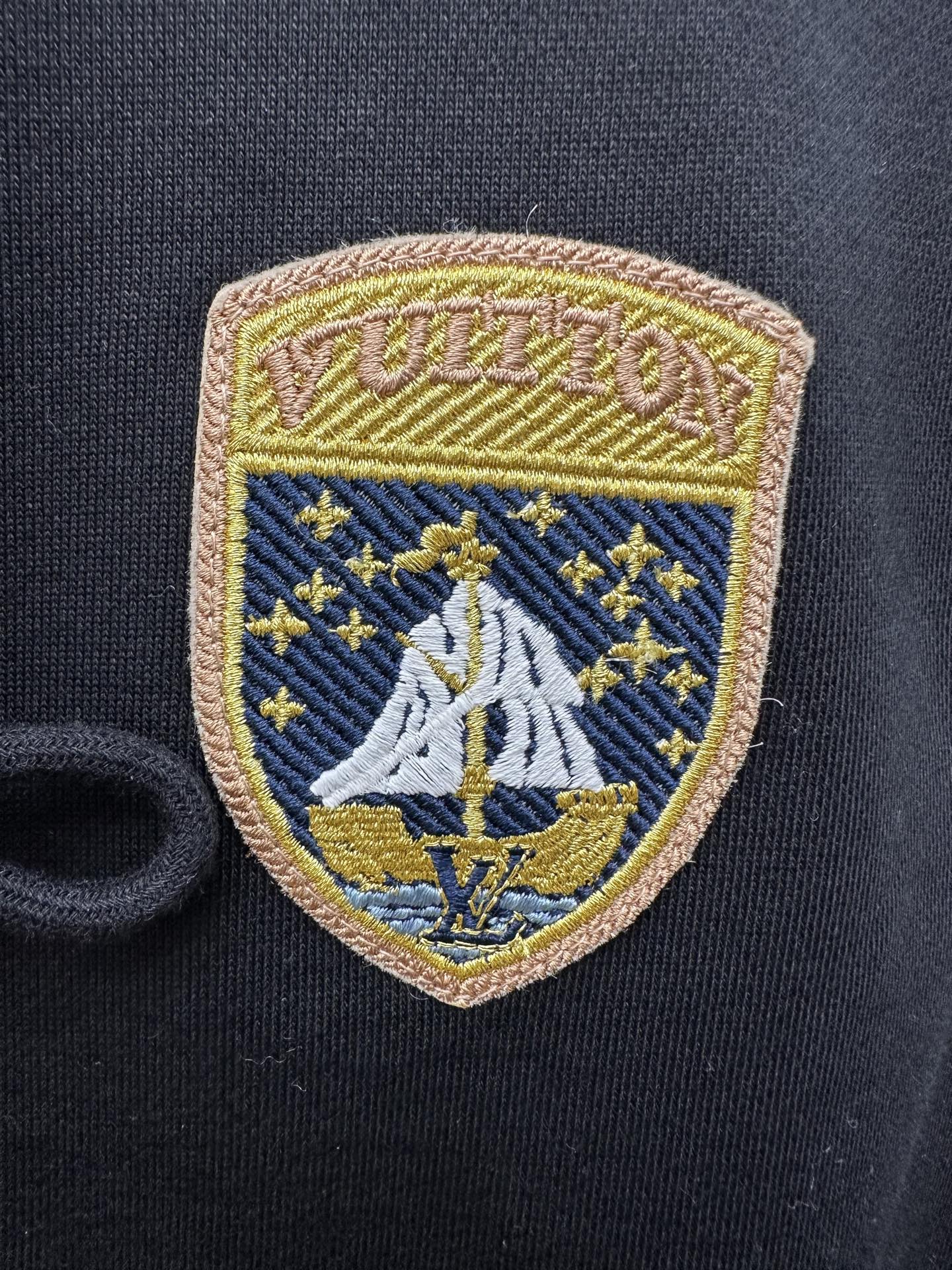 LV 高仿連帽羊羔絨拼接背心外套 經典徽章設計｜歐美奢侈品精品推薦