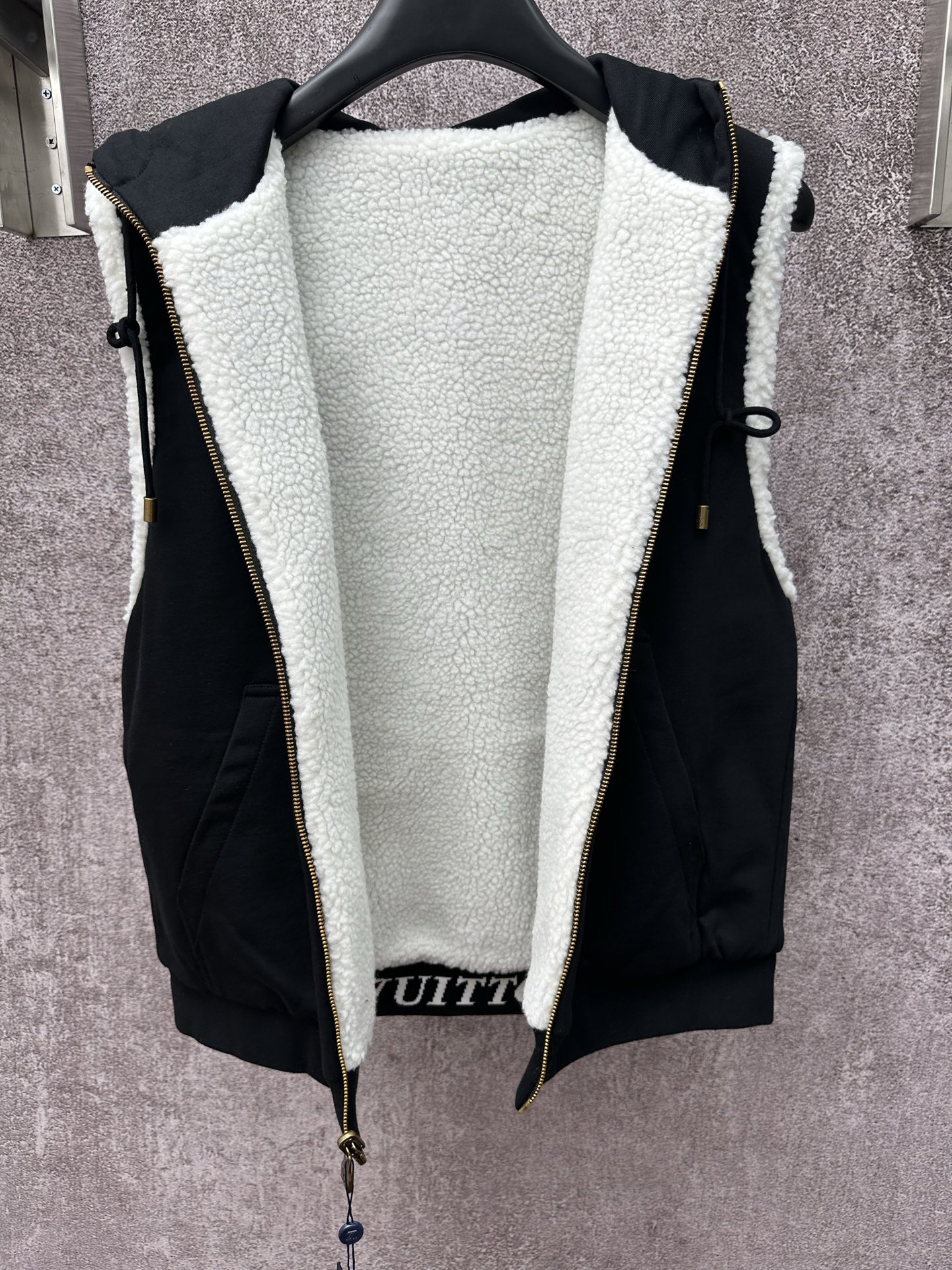 LV 高仿連帽羊羔絨拼接背心外套 經典徽章設計｜歐美奢侈品精品推薦