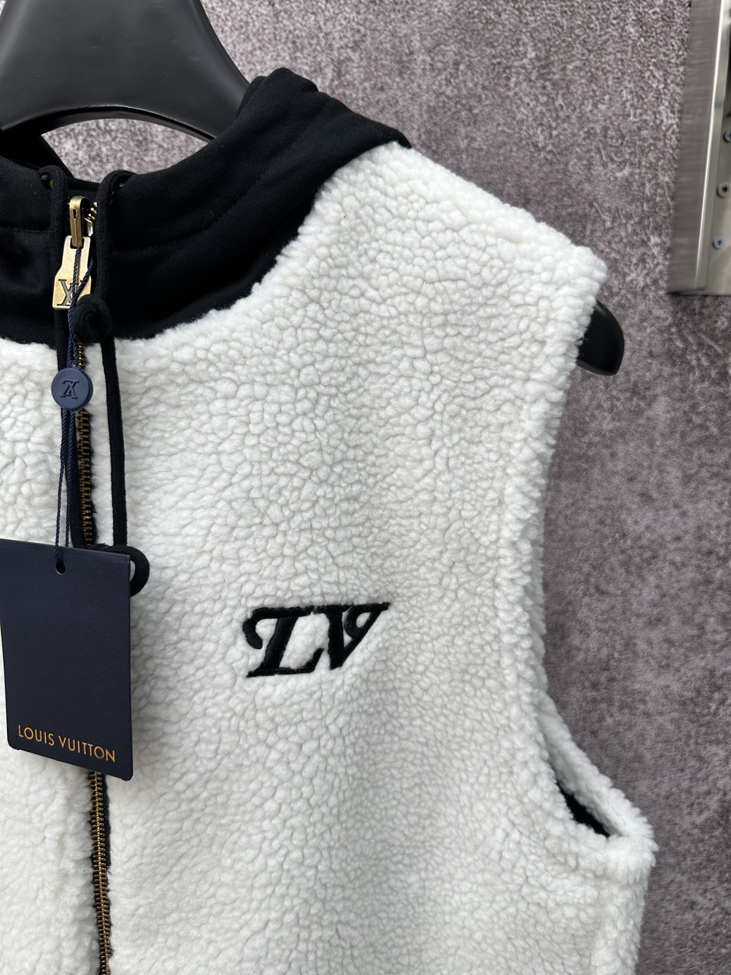 LV 高仿連帽羊羔絨拼接背心外套 經典徽章設計｜歐美奢侈品精品推薦