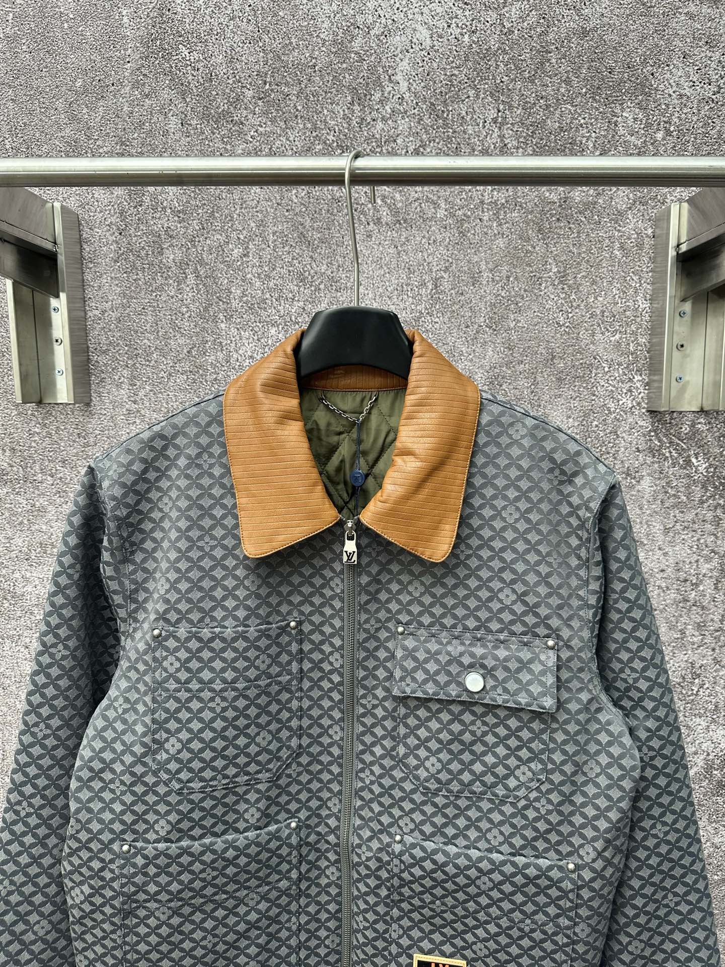 LV 高仿棋盤格拼接外套 復古皮領設計男士夾克｜歐美奢侈品精品推薦