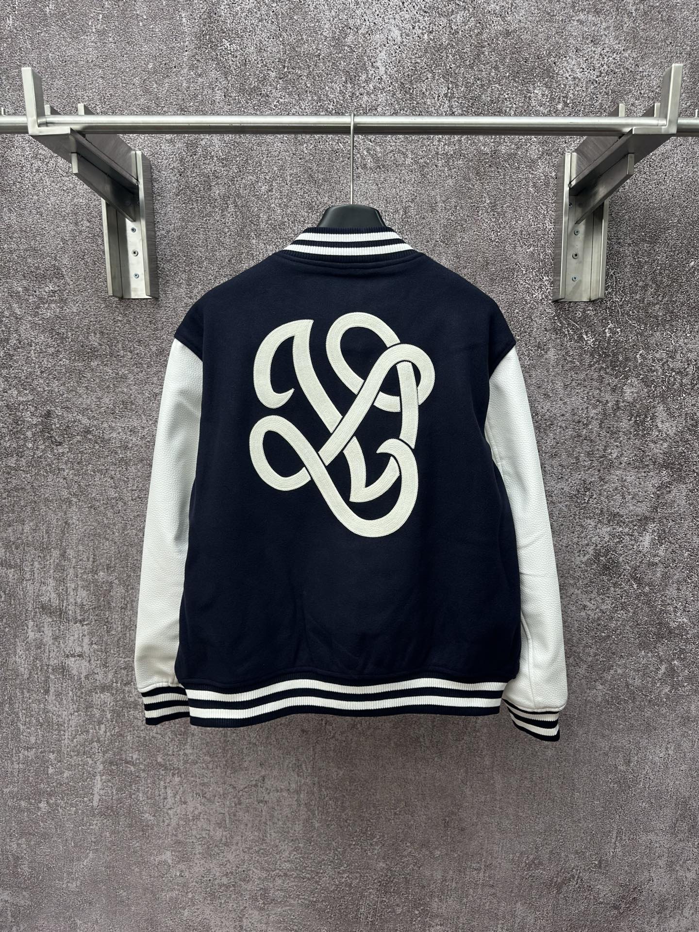 LV 高仿拼色棒球夾克 經典徽章字母款 男士外套｜歐美奢侈品精品推薦