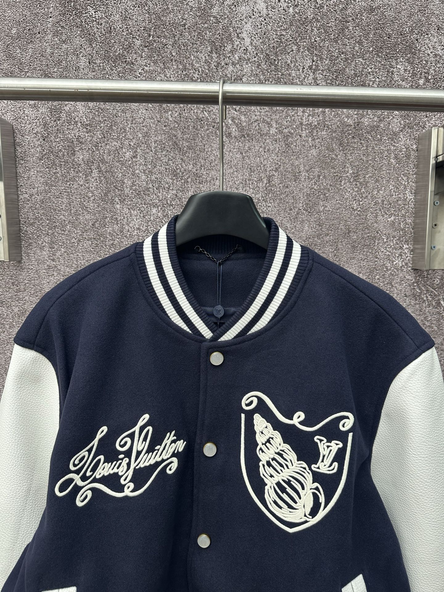 LV 高仿拼色棒球夾克 經典徽章字母款 男士外套｜歐美奢侈品精品推薦