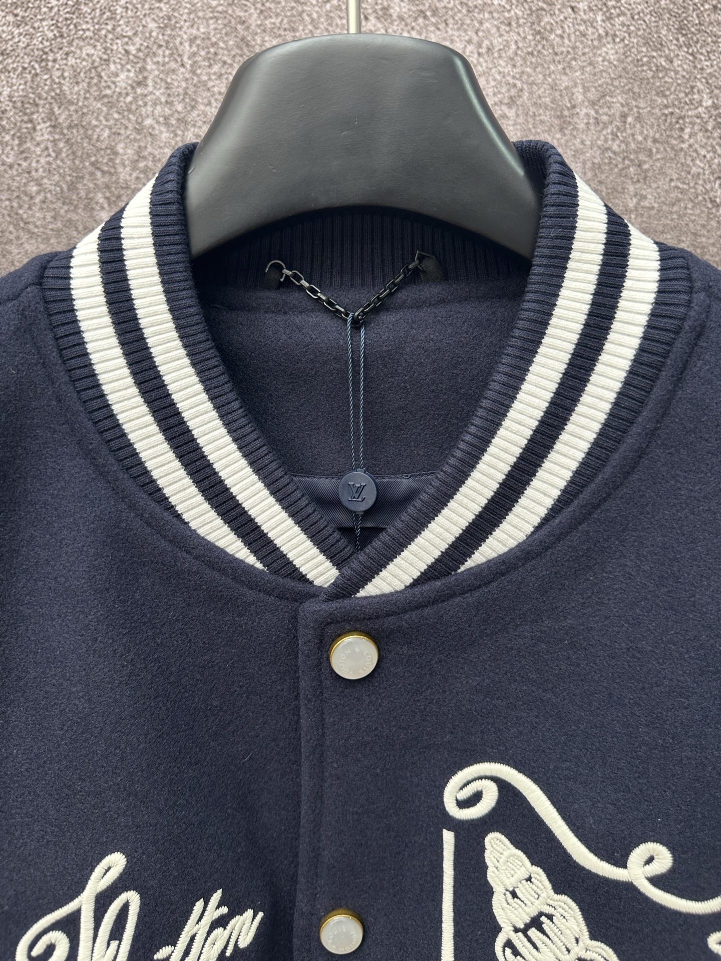 LV 高仿拼色棒球夾克 經典徽章字母款 男士外套｜歐美奢侈品精品推薦