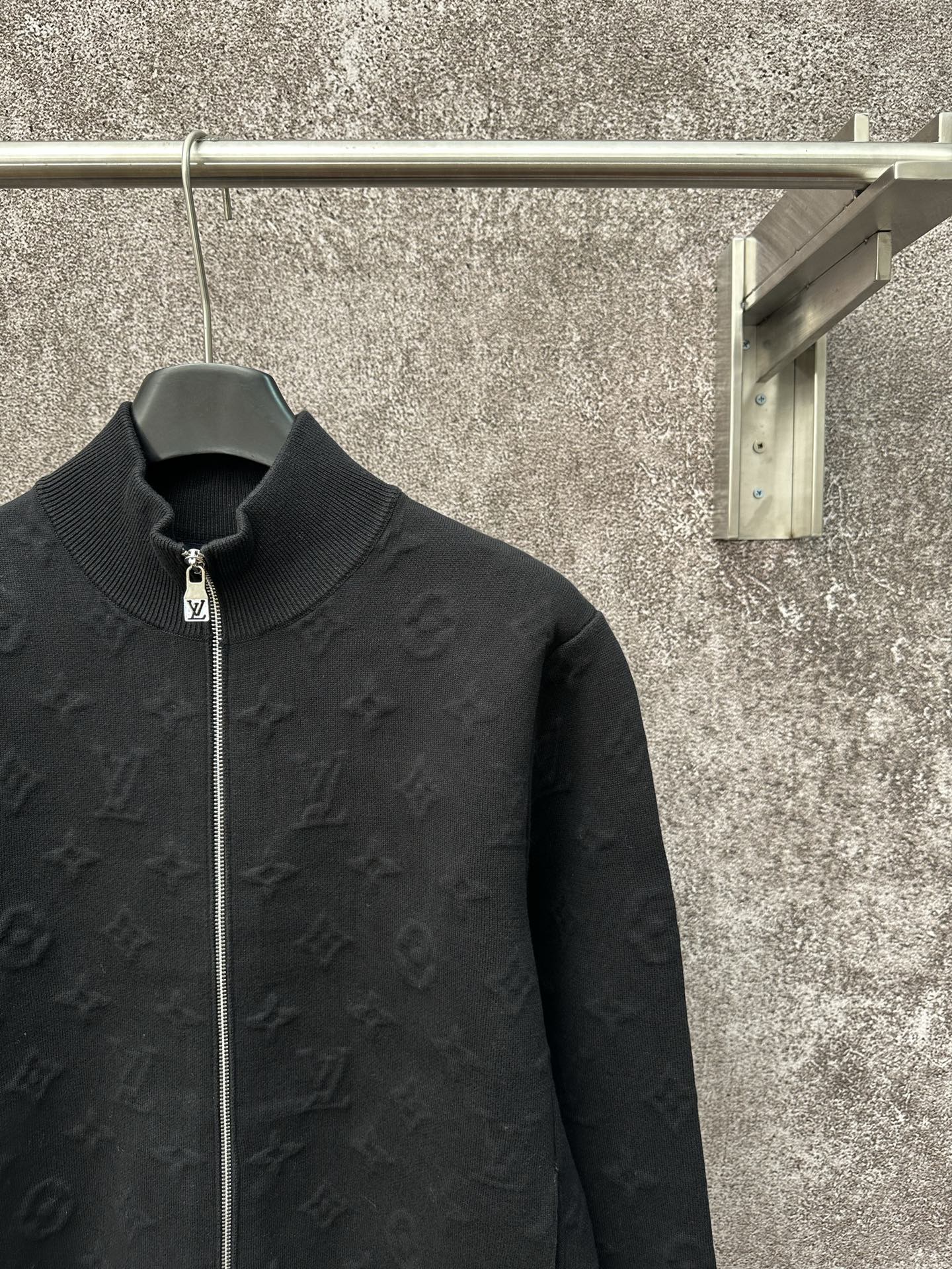 LV 頂級版本立體壓紋拉鍊針織外套 黑色精品開襟上衣｜歐美奢侈品精品推薦