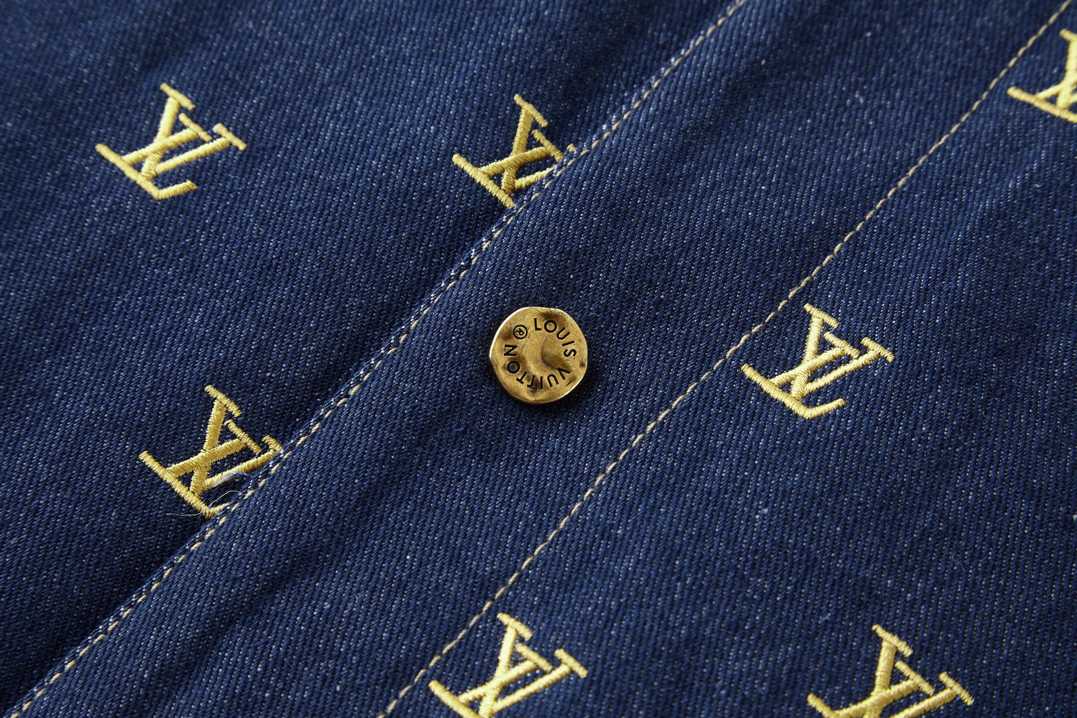 LV高仿男士拼接丹寧外套 滿版金色字母輕奢風格｜歐美奢侈品精品推薦