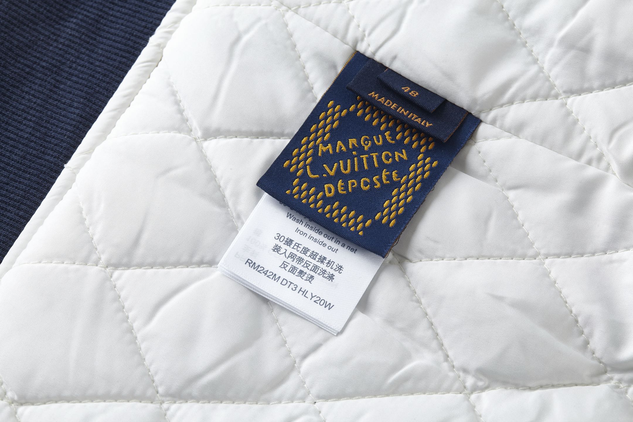 LV高仿男士拼接丹寧外套 滿版金色字母輕奢風格｜歐美奢侈品精品推薦