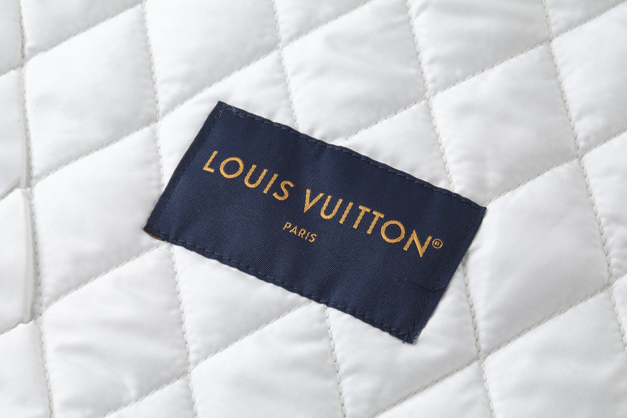 LV高仿男士拼接丹寧外套 滿版金色字母輕奢風格｜歐美奢侈品精品推薦