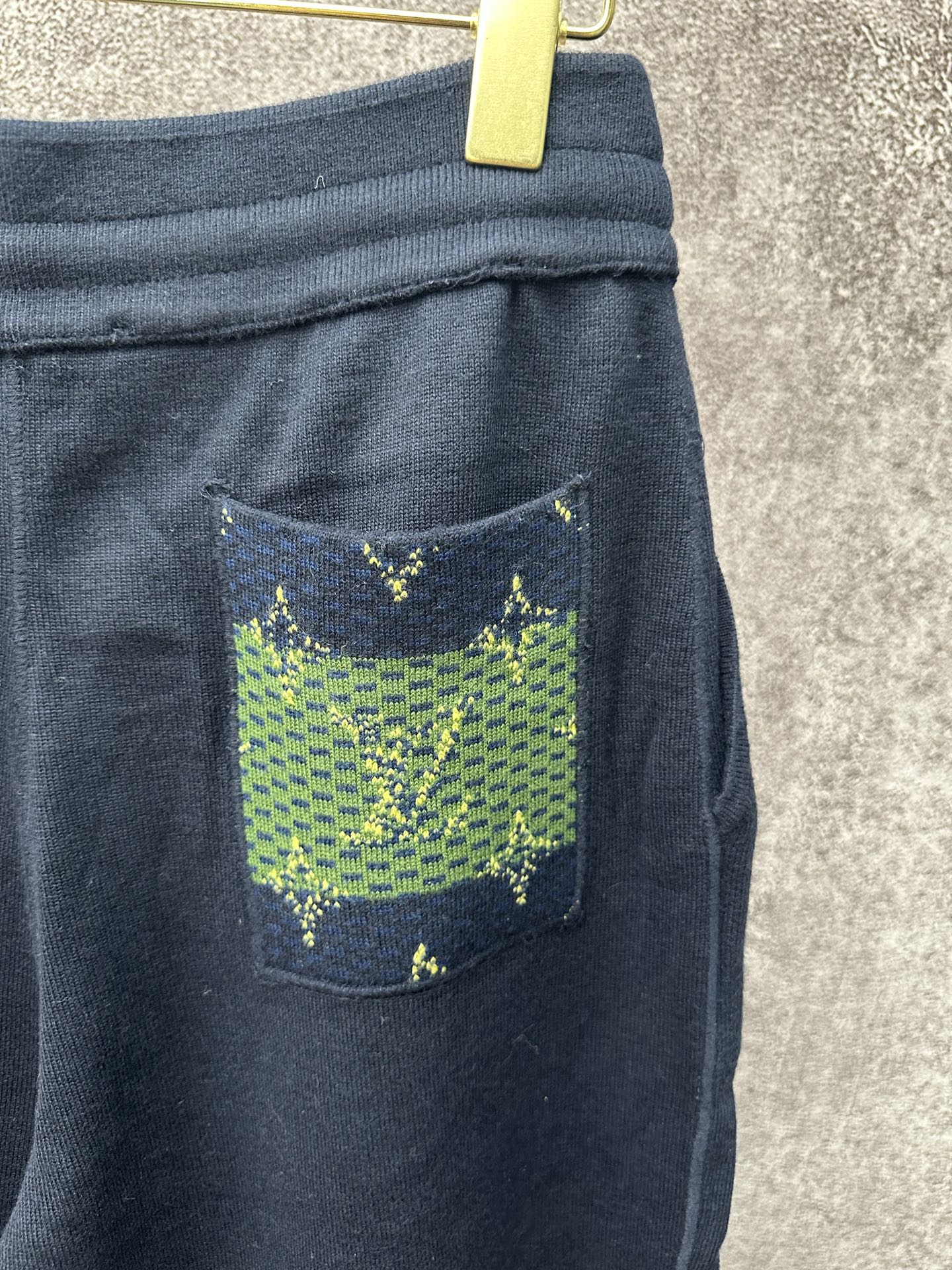 LV高仿男士深藍連帽外套 立體刺繡撞色設計｜歐美奢侈品精品推薦