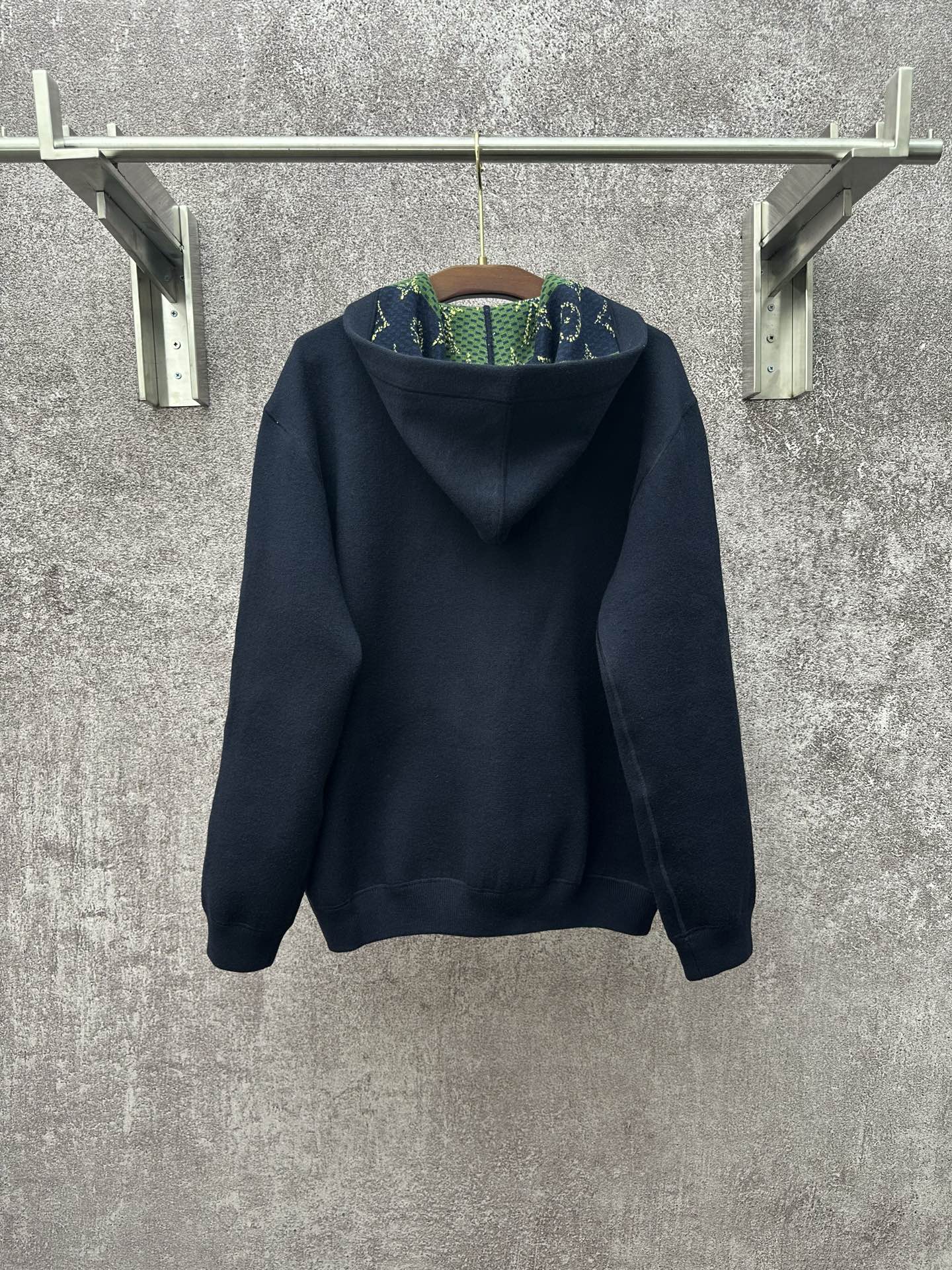 LV高仿男士深藍連帽外套 立體刺繡撞色設計｜歐美奢侈品精品推薦